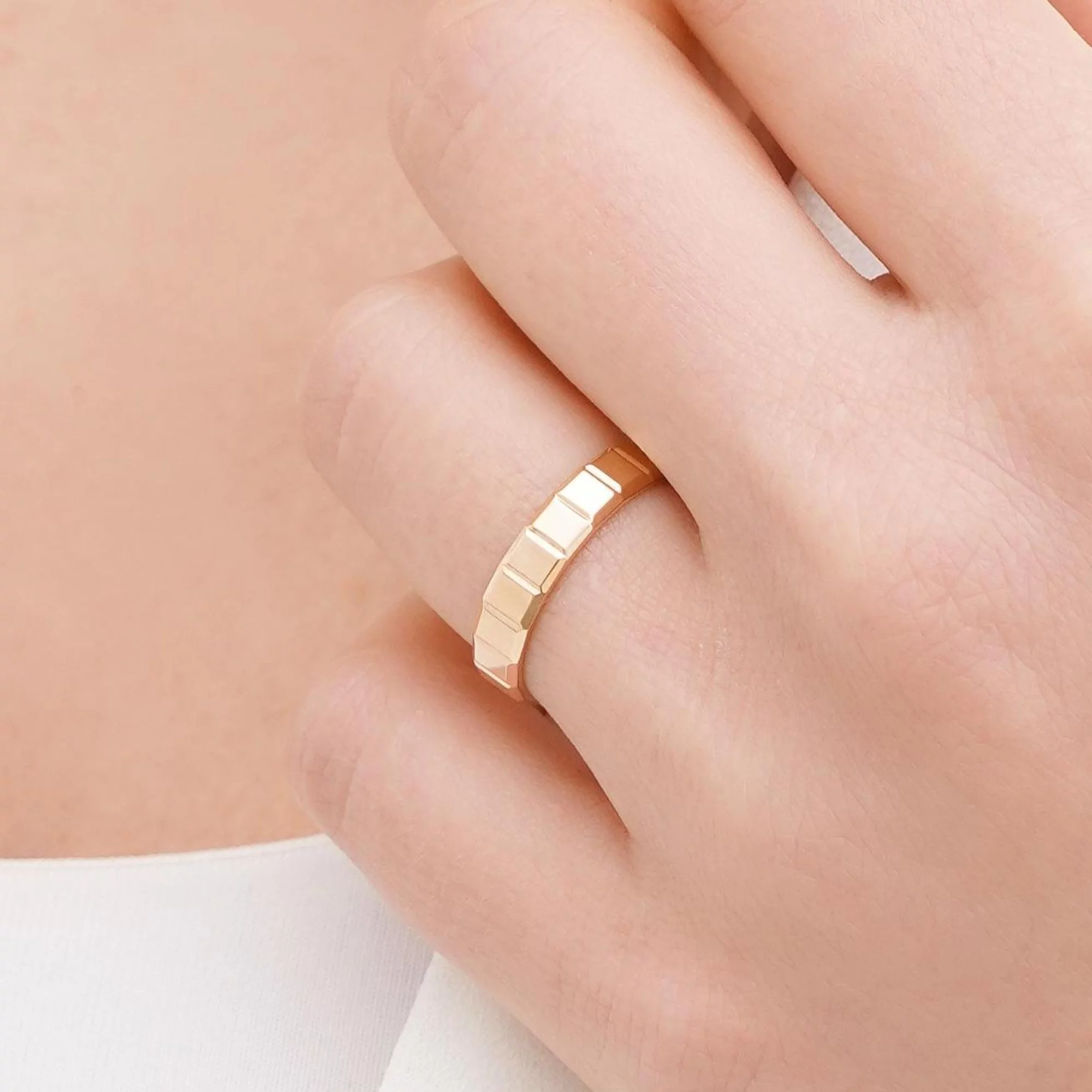 Обручальное кольцо из красного золота с гранями - 1738244 – изображение 1
