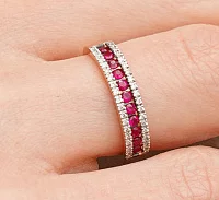 Кольцо с бриллиантами и рубинами из красного золота