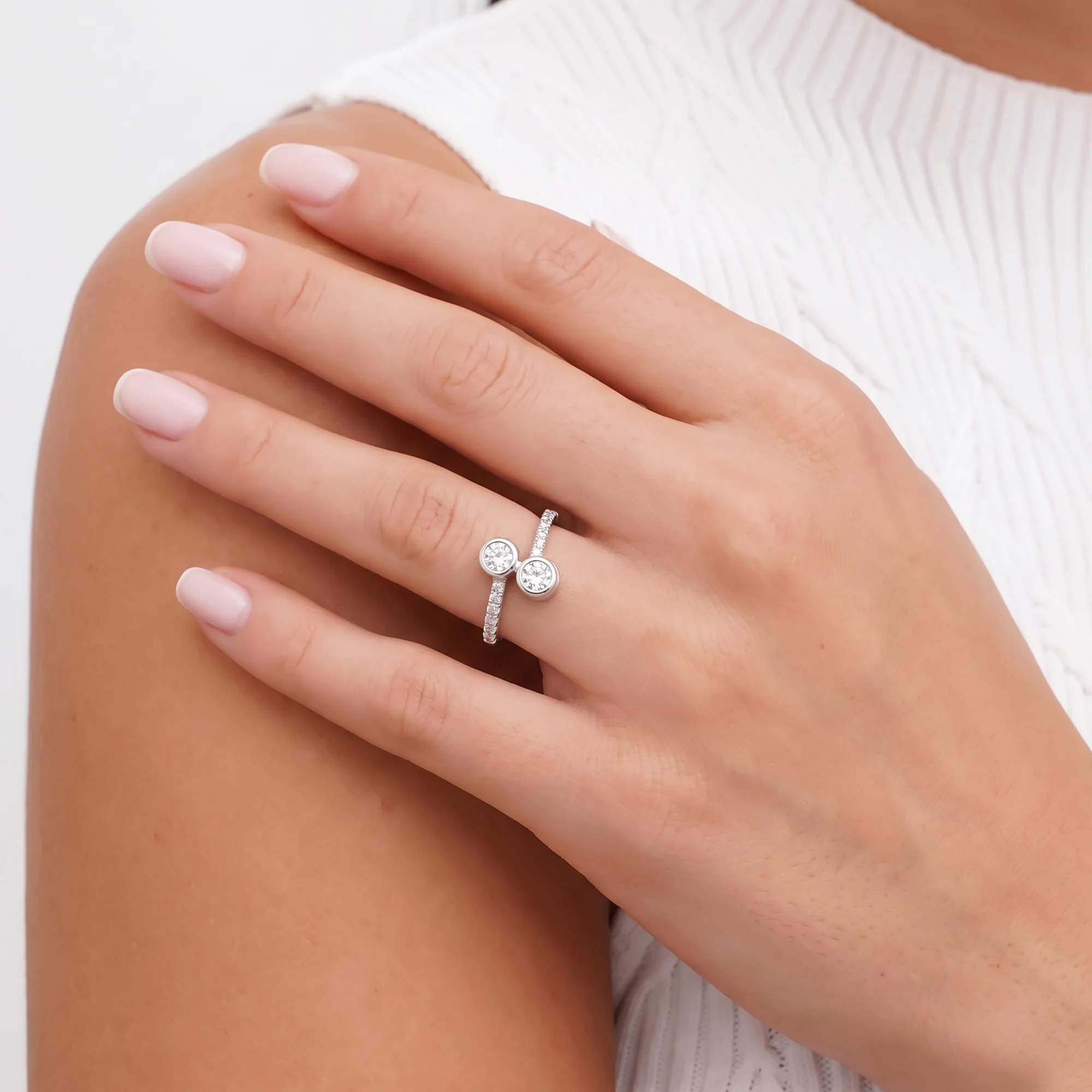 Серебряное кольцо с фианитами - 2285996 - 1