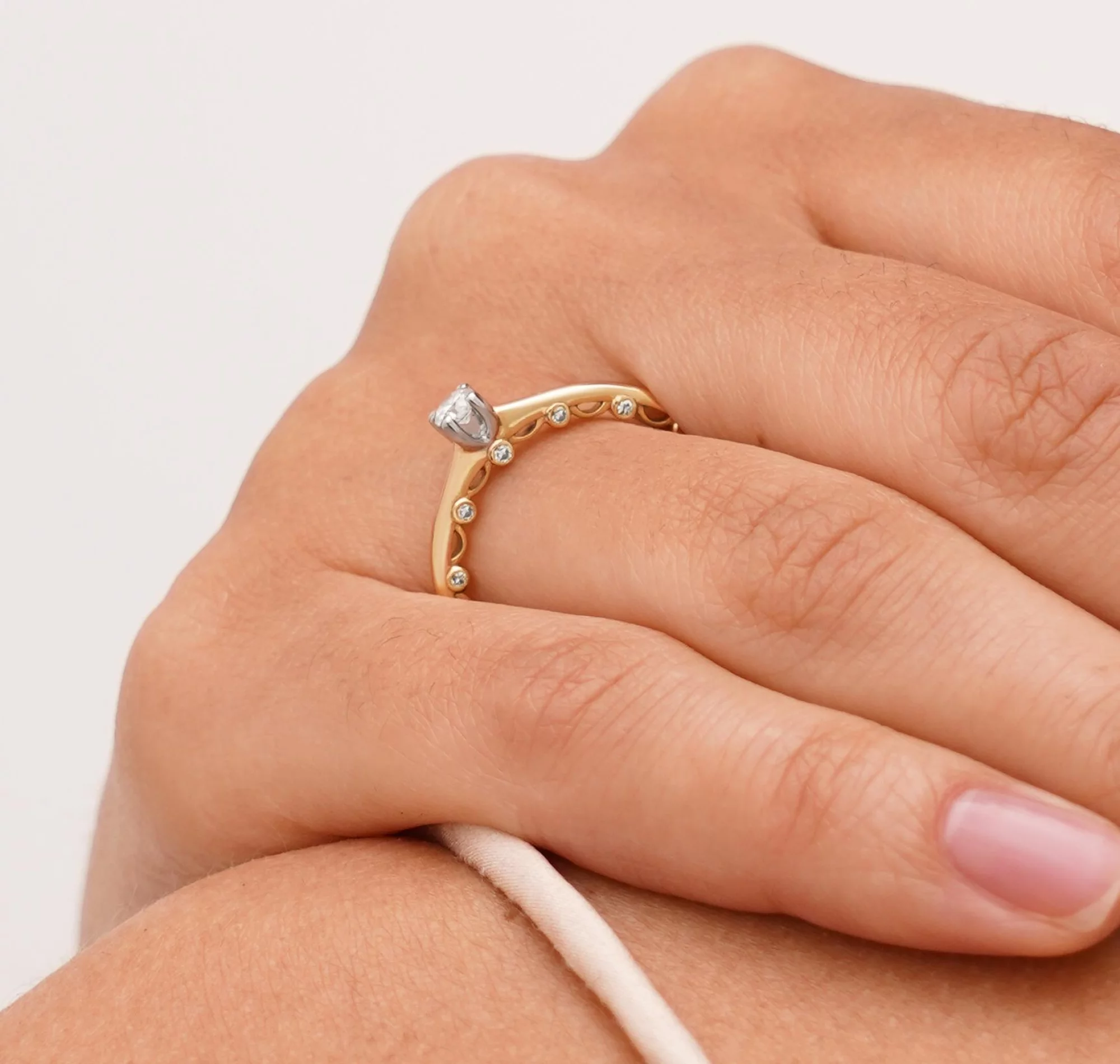 Помолвочное кольцо из красного золота с бриллиантом - 1559241 – изображение 2