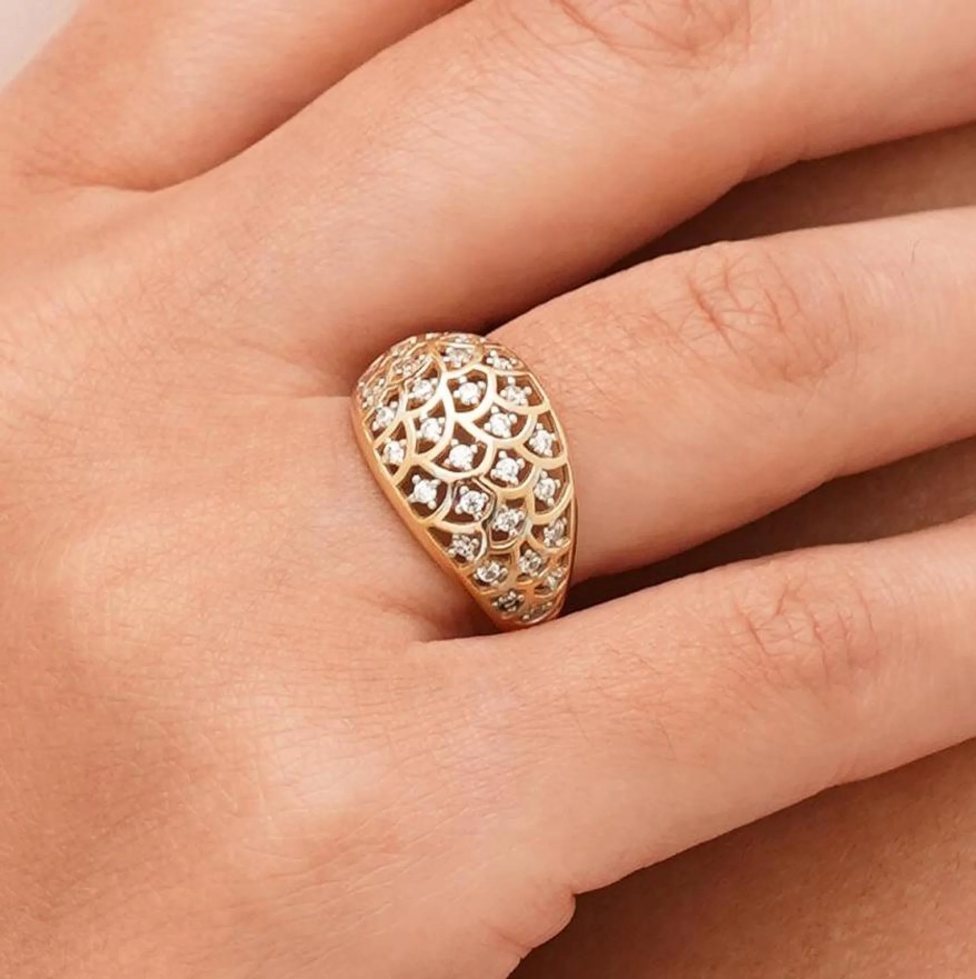 Широкое кольцо из красного золота с фианитами - 1559548 – изображение 2