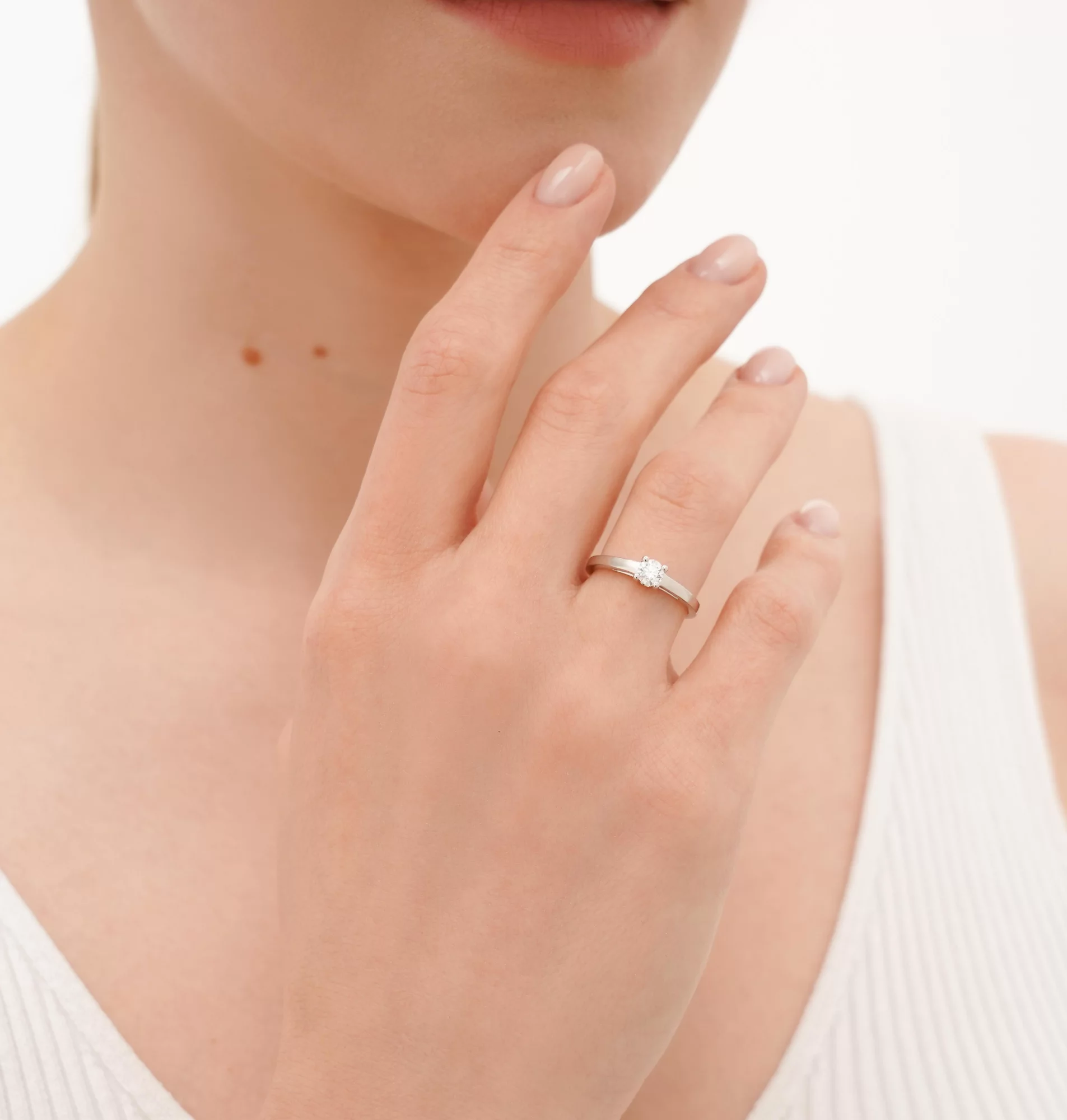 Золотое кольцо с бриллиантом - 1669629 – изображение 3