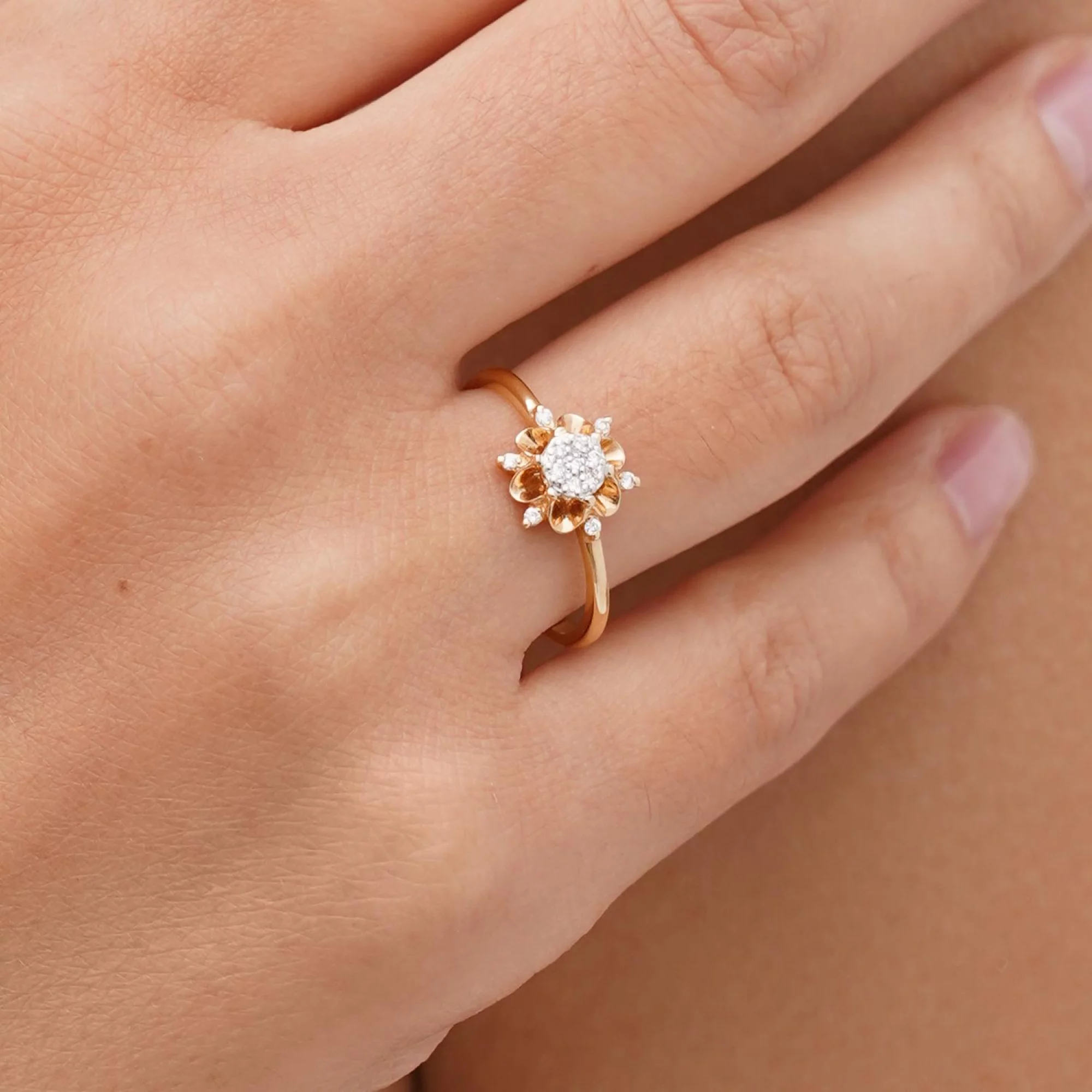 Золотое кольцо "Цветок" с россыпью бриллиантов - 1553099 – изображение 2