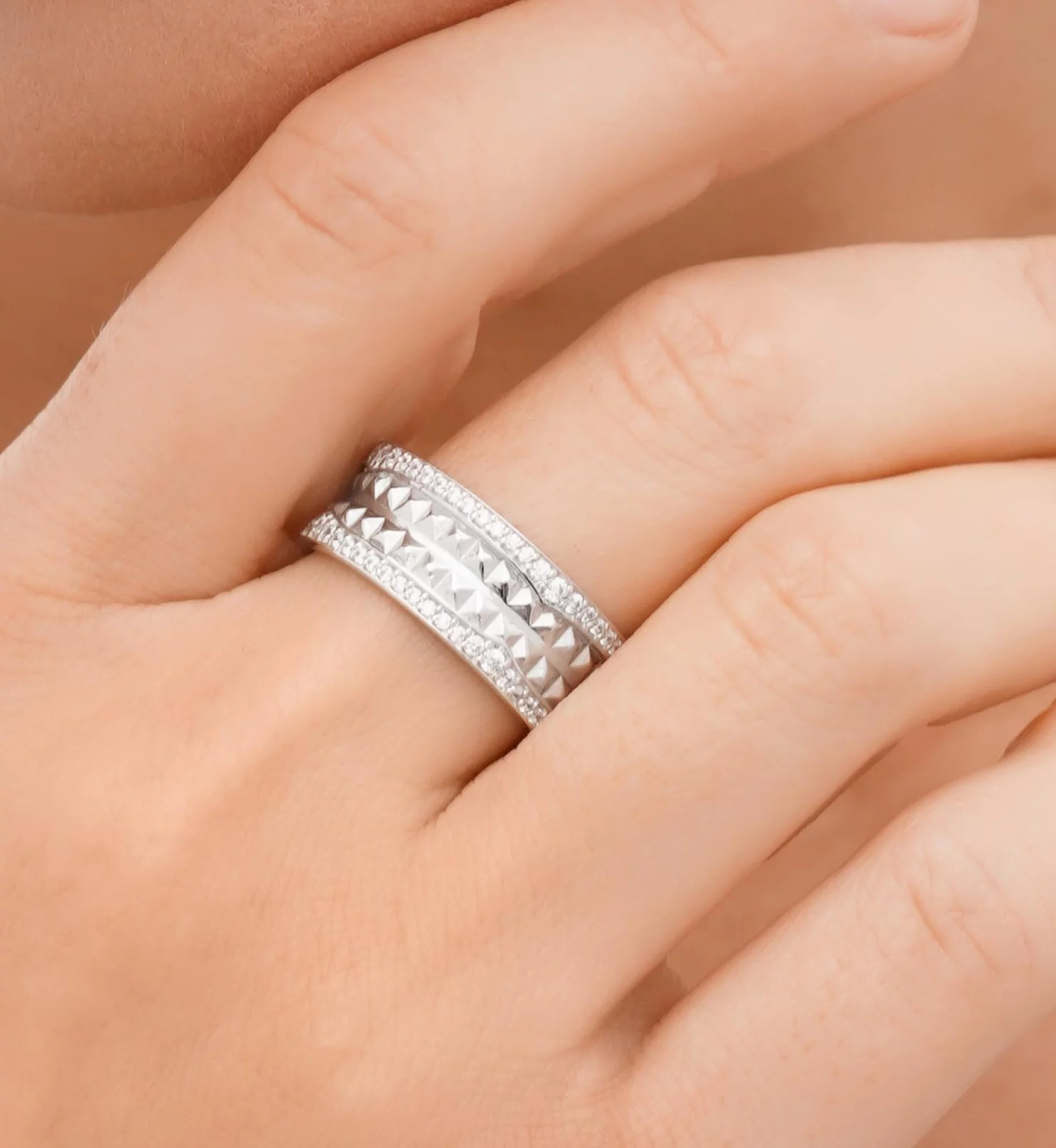 Широкое кольцо из белого золота с фианитами - 1614515 – изображение 2