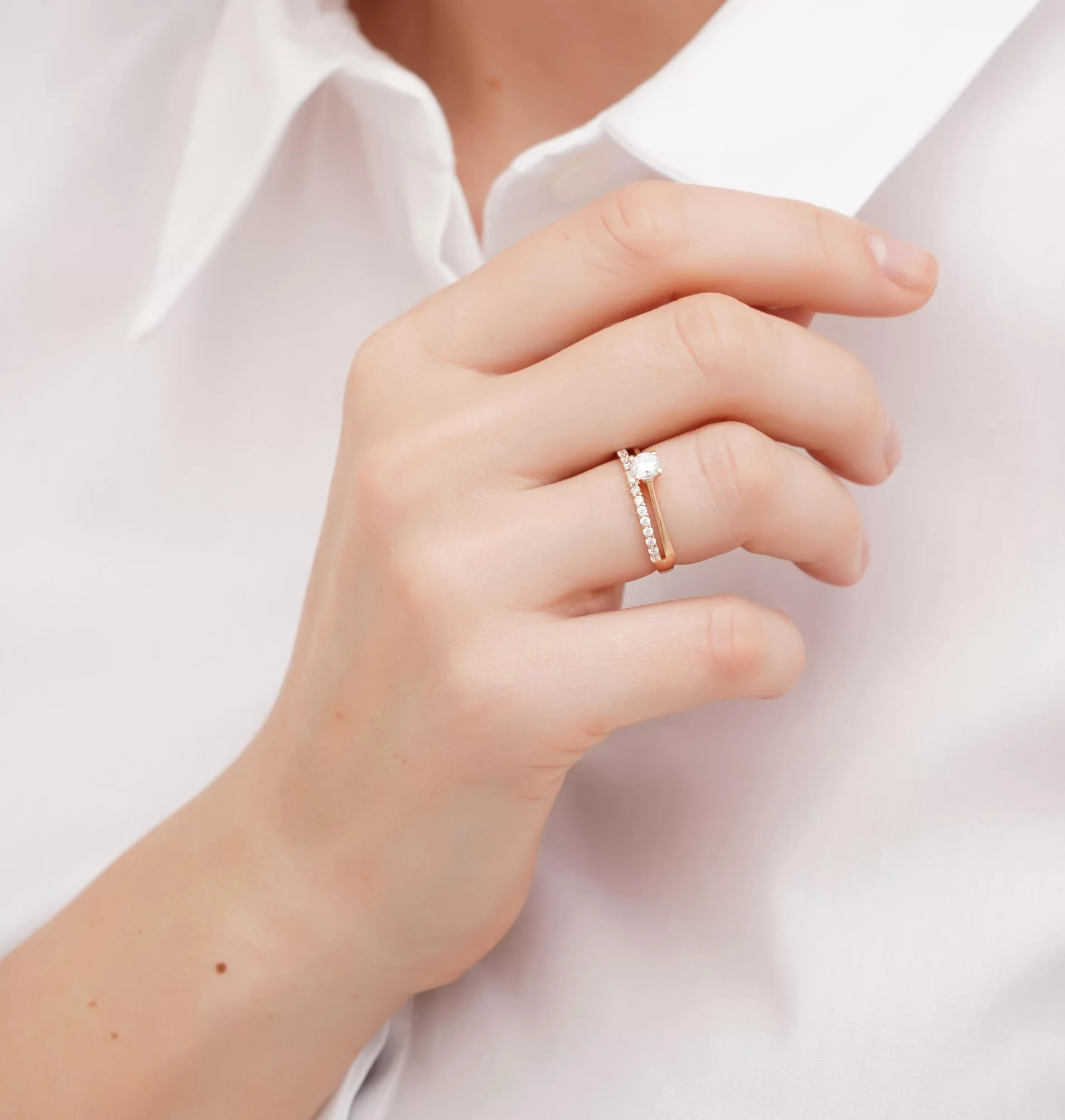 Двойное кольцо на помолвку из красного золота с фианитами - 1747589 – изображение 2