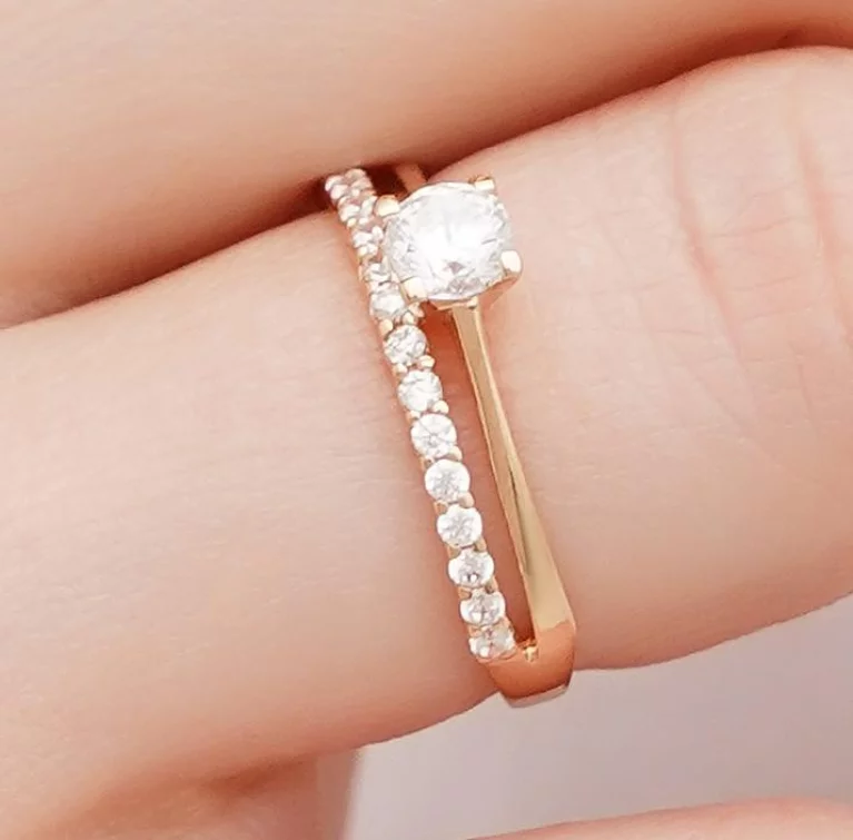 Двойное кольцо на помолвку из красного золота с фианитами. Артикул 156319: цена, отзывы, фото – купить в интернет-магазине AURUM