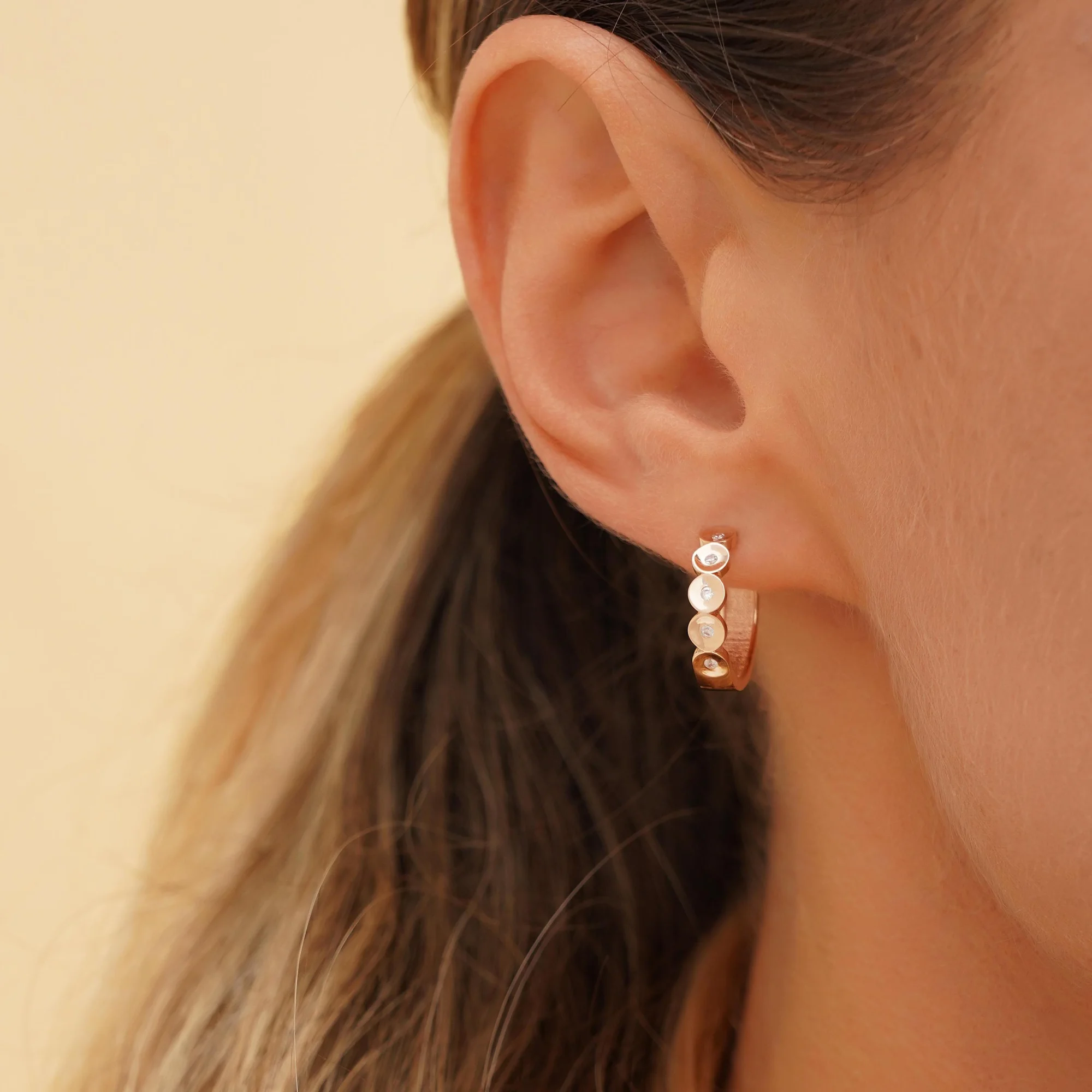 Сережки-кольца из красного золота с фианитами - 1748560 - 1