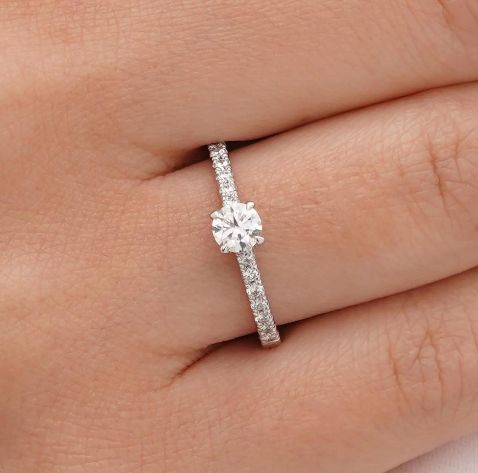 Тонкое кольцо с бриллиантом для помолвки из белого золота - 1644001 – изображение 2
