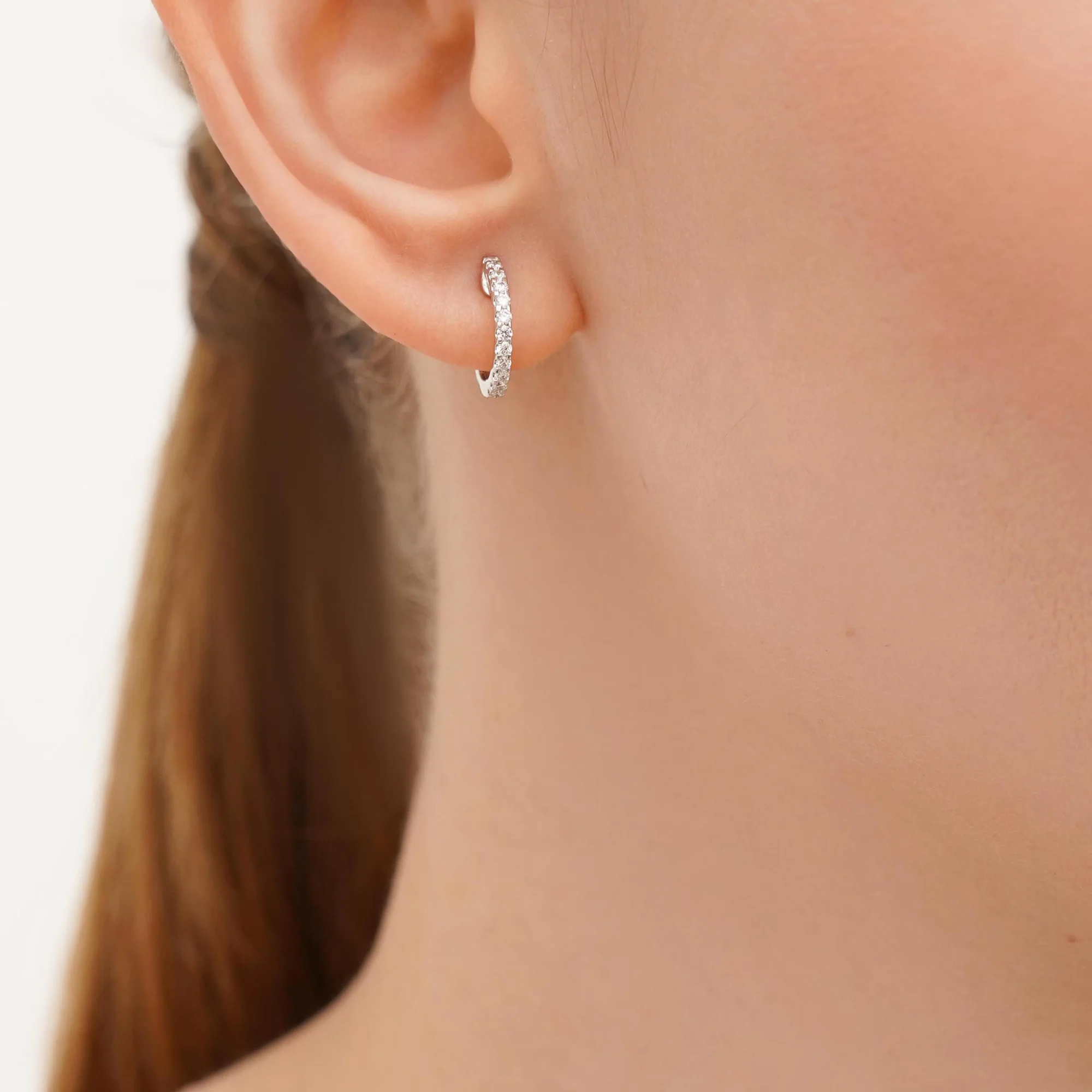 Серьги-кольца с дорожкой из бриллиантов в белом золоте - 1670371 - 2