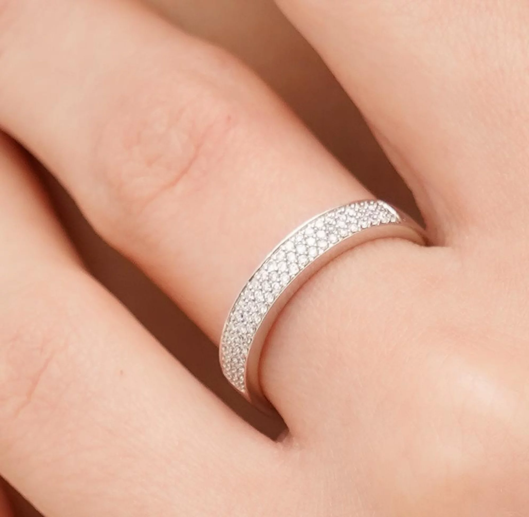 Кольцо в белом золоте с дорожкой бриллиантов - 1707235 – изображение 2