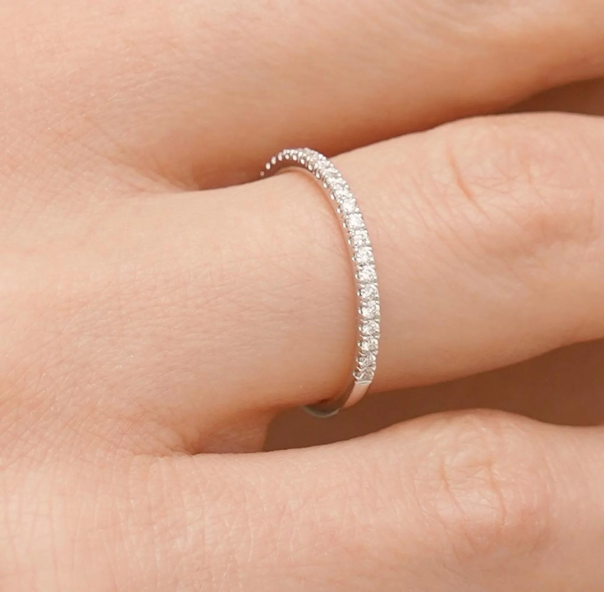 Тонкое золотое кольцо с дорожкой бриллиантов - 1704453 – изображение 2