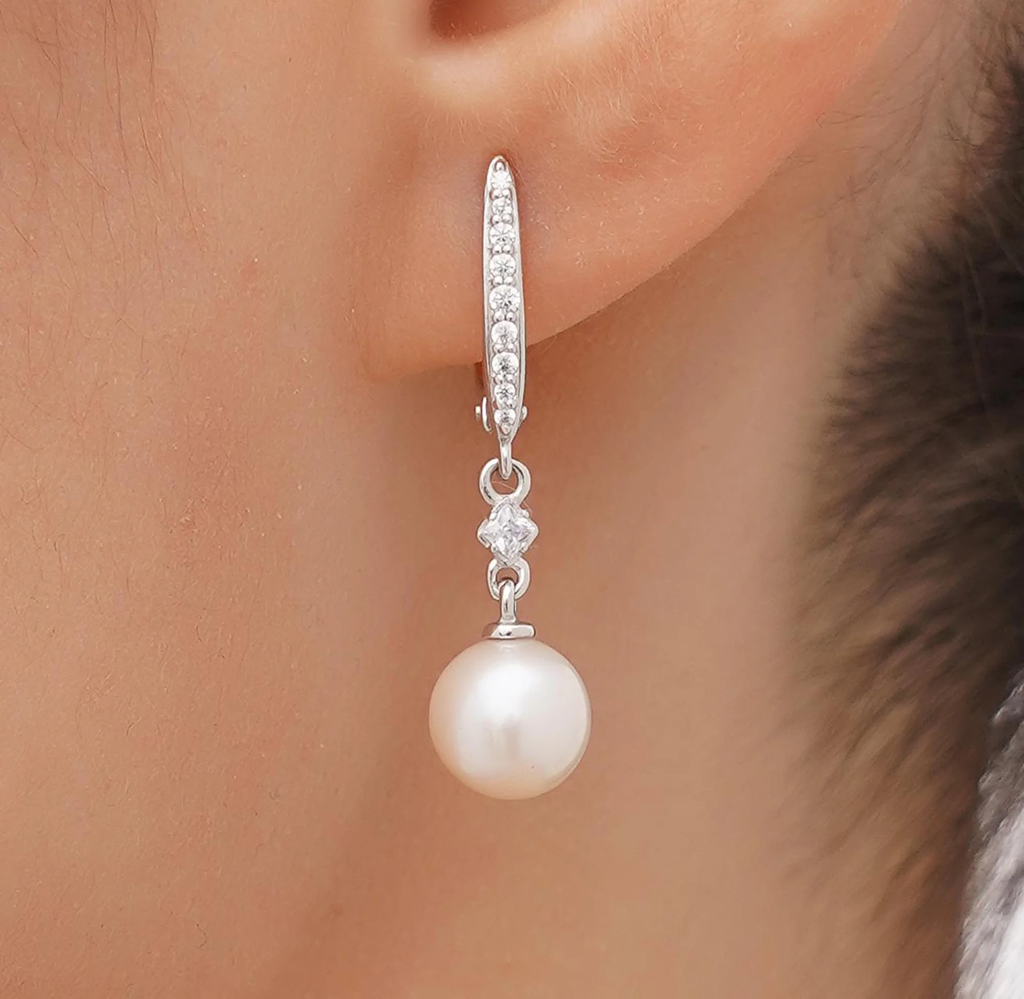 Сережки из белого золота с подвесом, фианитом и жемчугом - 969055 - 1