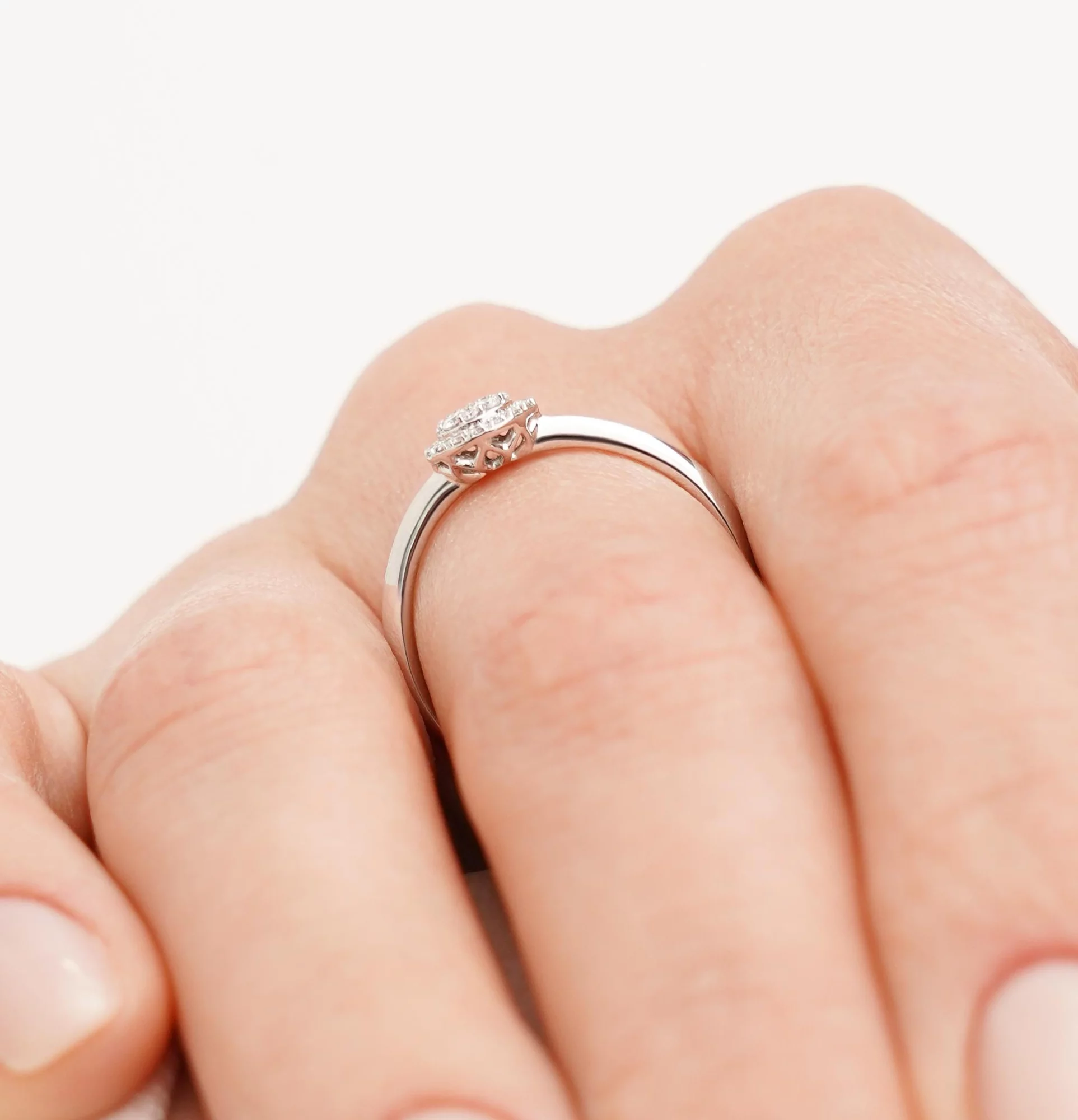 Золотое помолвочное кольцо с россыпью бриллиантов - 1686153 – изображение 4
