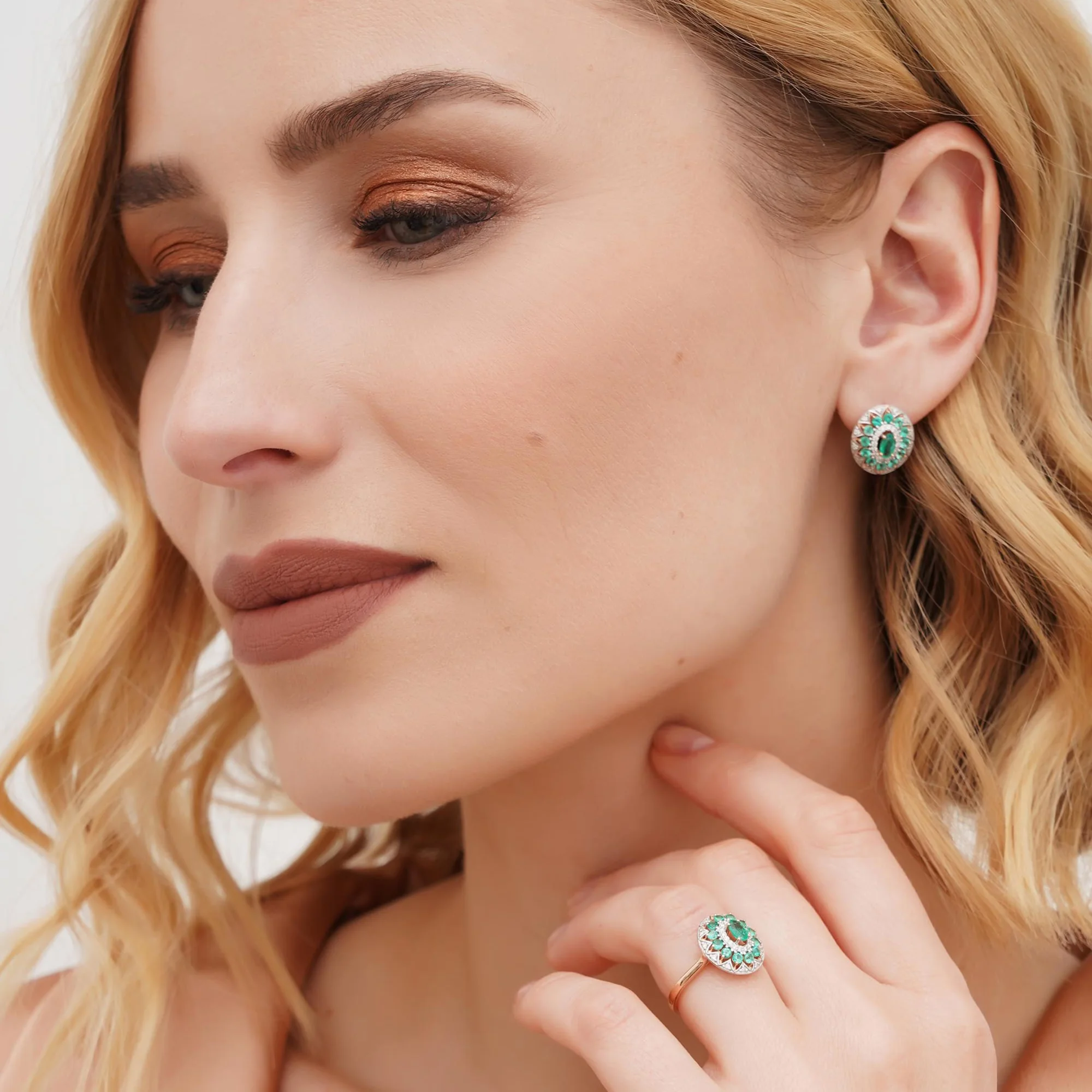 Сережки с изумрудами и бриллиантами из комбинированного золота - 1727005 - 4