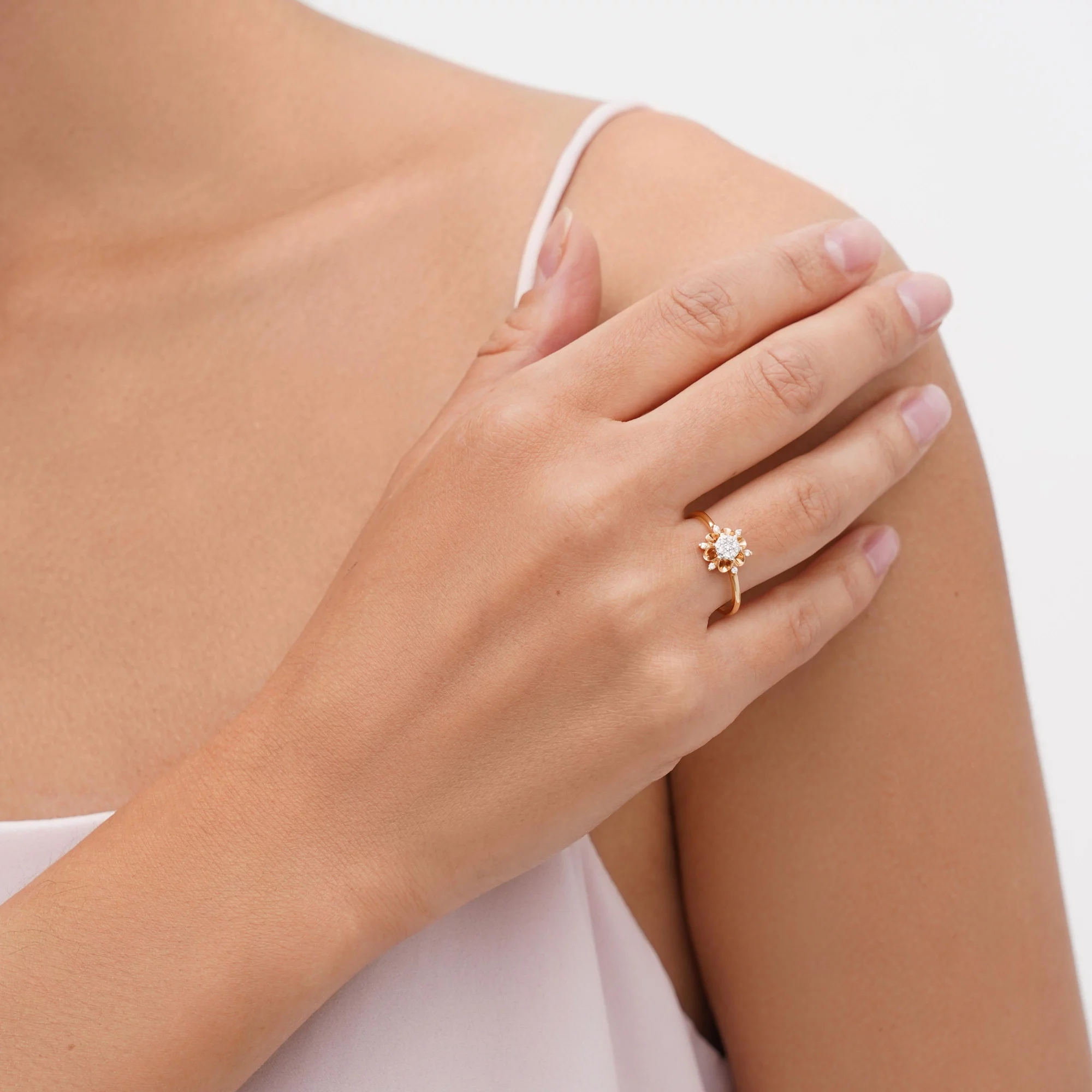 Золотое кольцо "Цветок" с россыпью бриллиантов - 1553099 – изображение 3