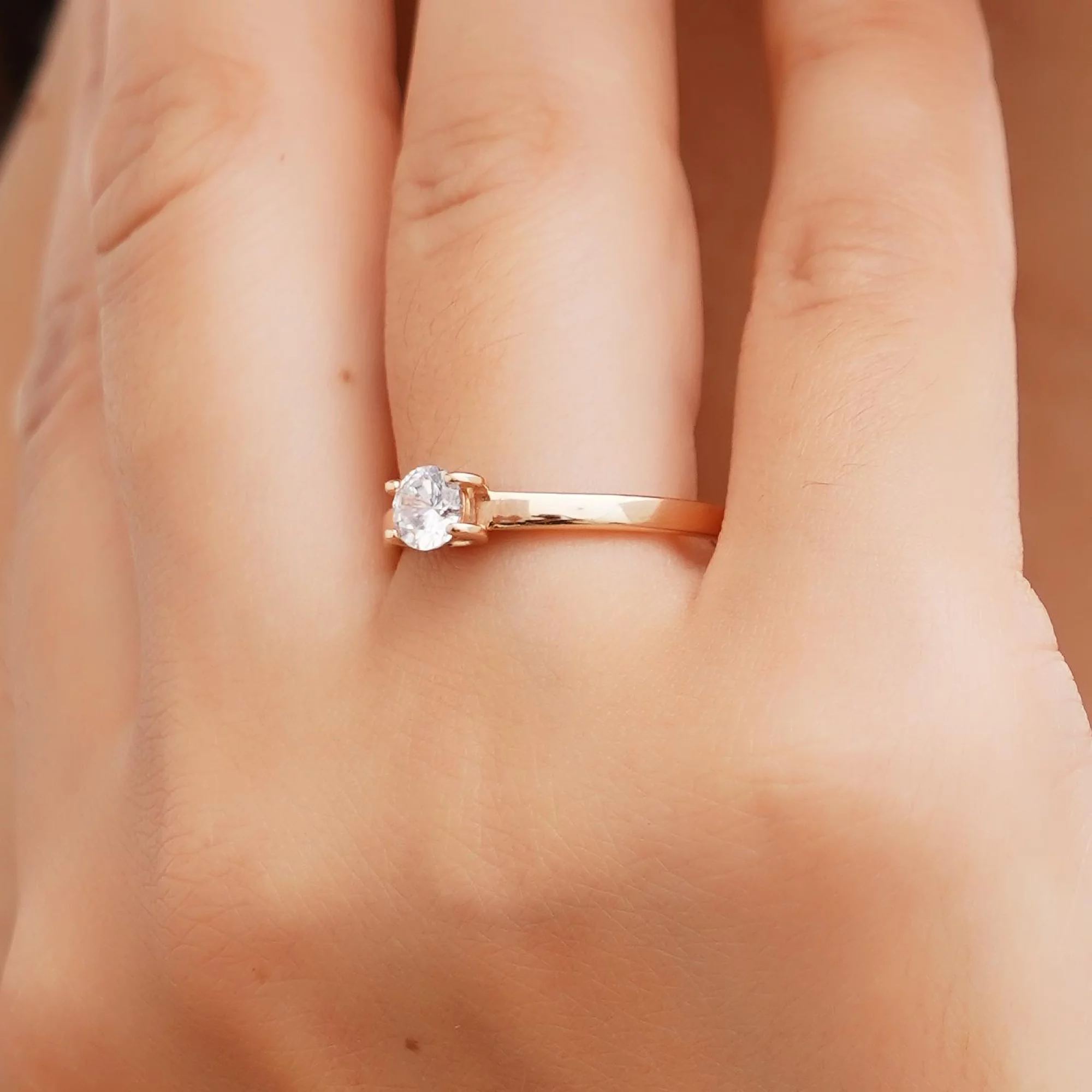 Классическое помолвочное кольцо из красного золота с фианитом - 1538995 – изображение 2