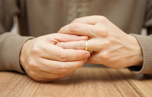Как снять кольцо с пальца: несколько простых советов