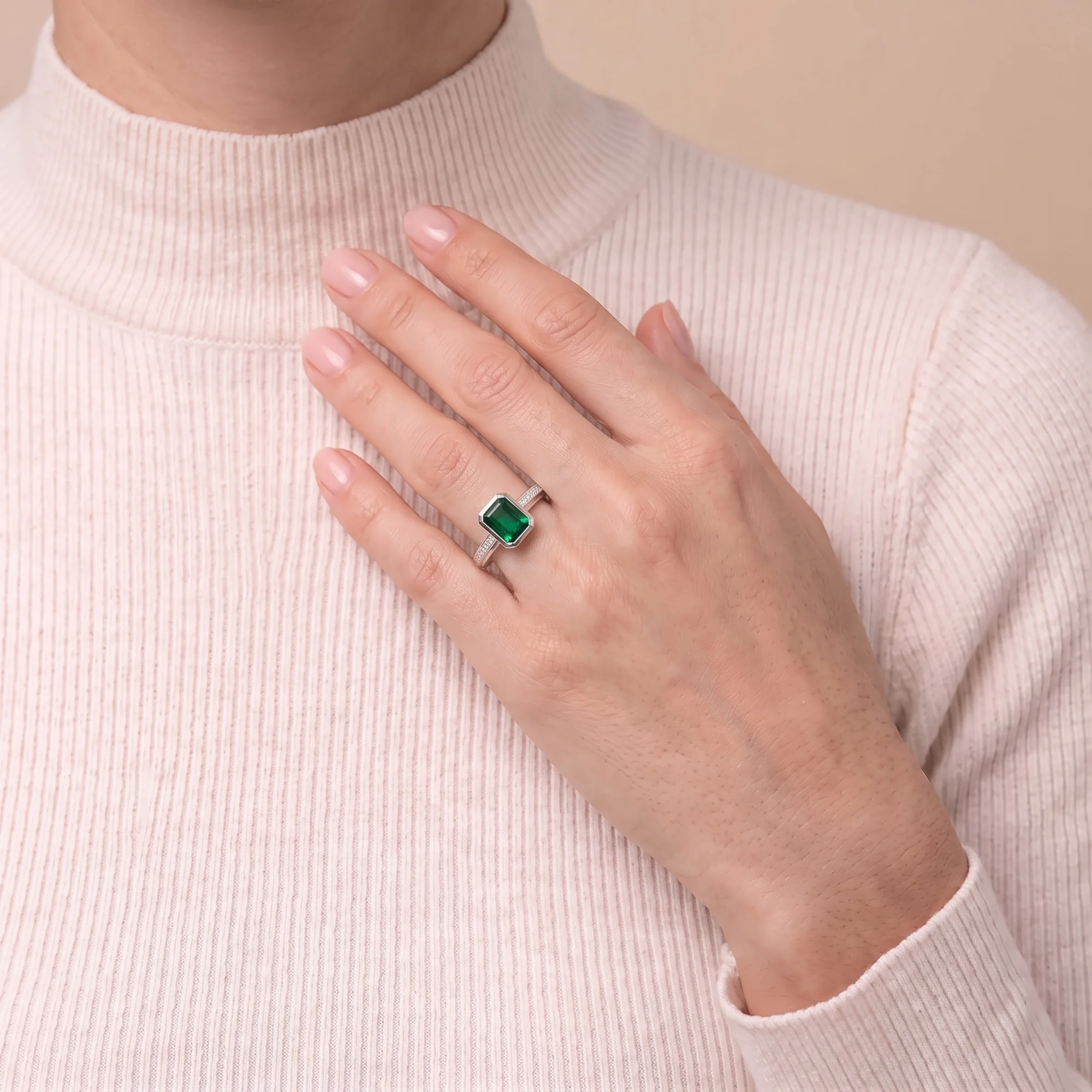 Серебряное кольцо с изумрудом и фианитами - 2287914 - 1