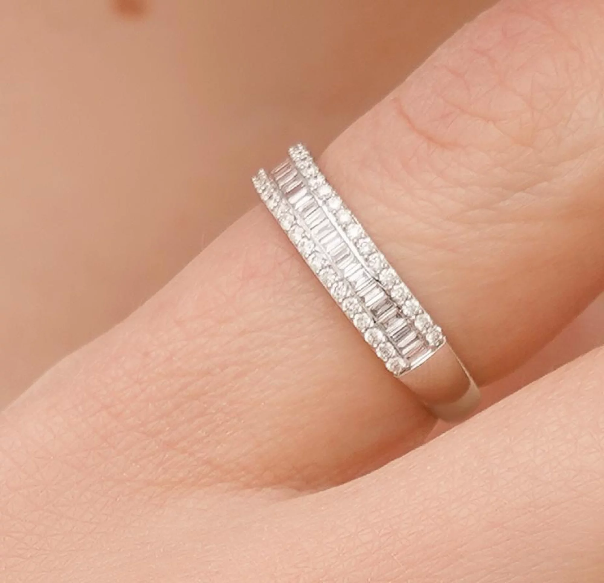 Золотое кольцо с дорожкой бриллиантов - 1670359 – изображение 2