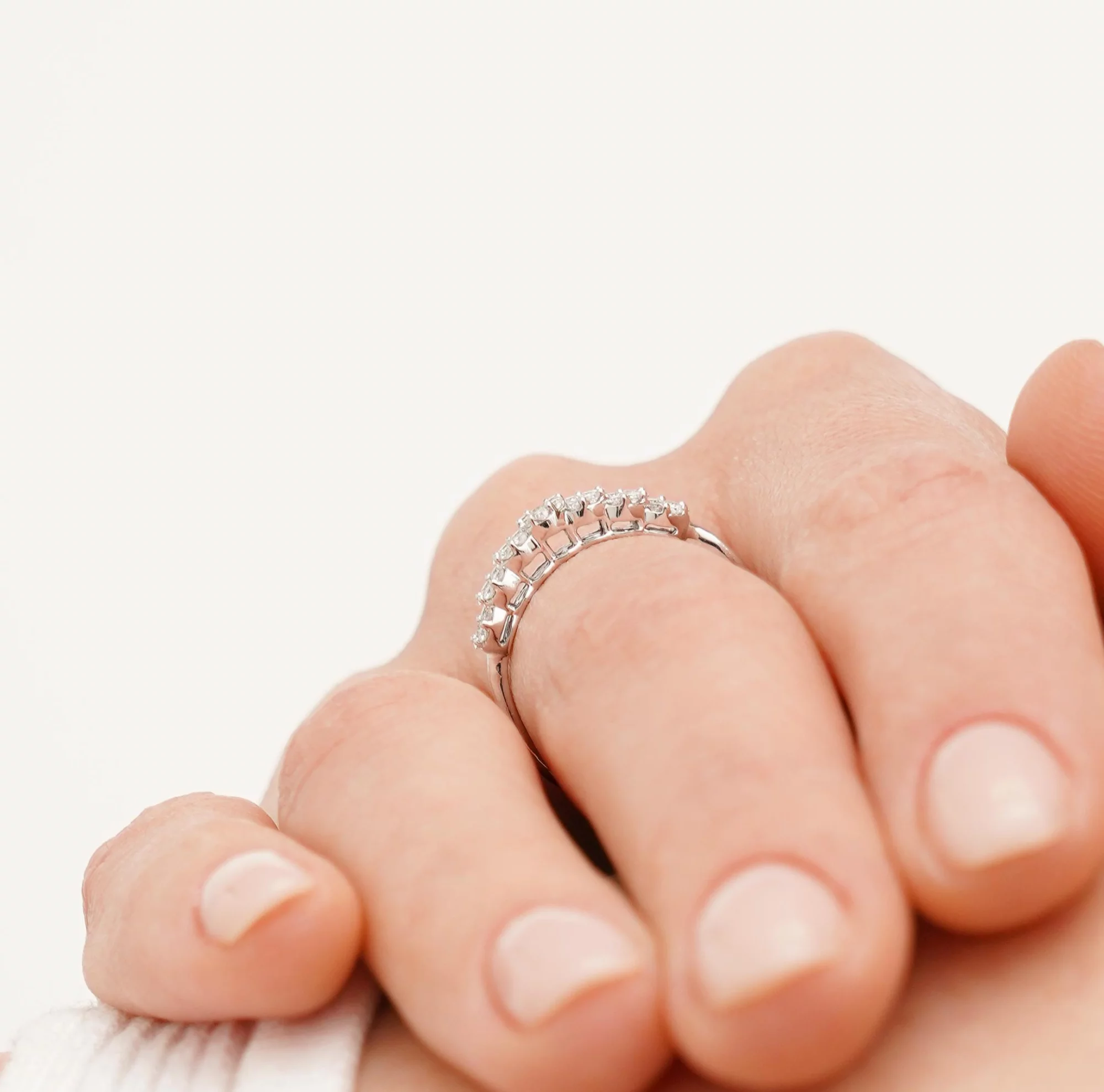Золотое кольцо с россыпью бриллиантов - 1669251 – изображение 4