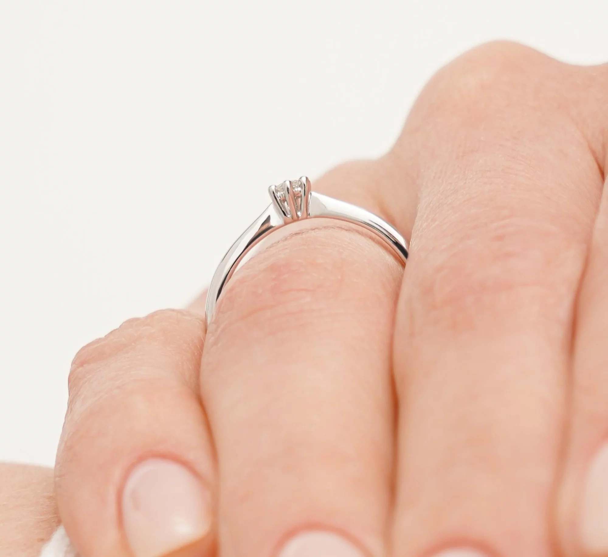 Золотое помолвочное кольцо с бриллиантом - 1686141 – изображение 4
