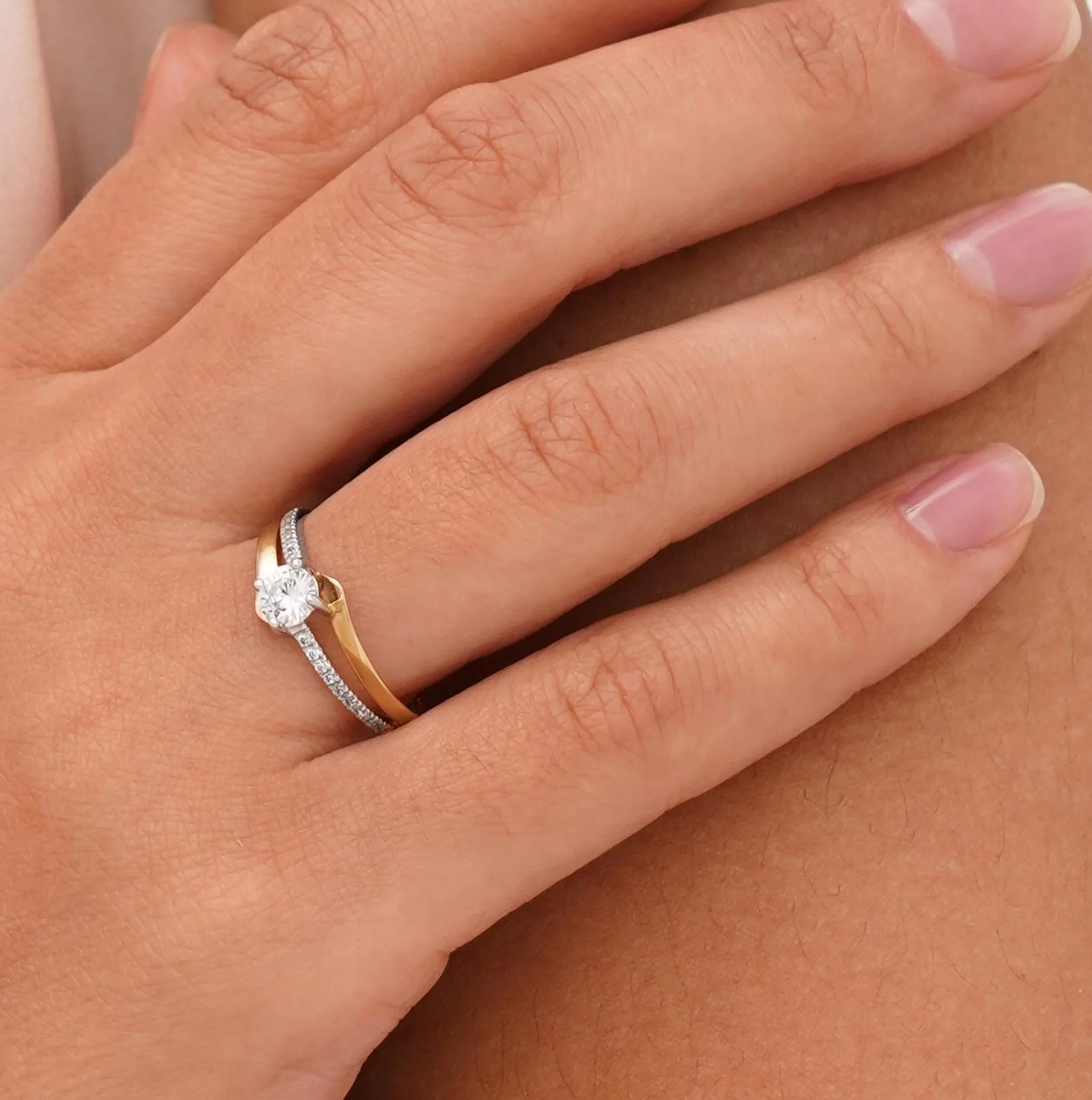 Двойное кольцо для помолвки из красного золота с фианитами - 1559538 – изображение 2