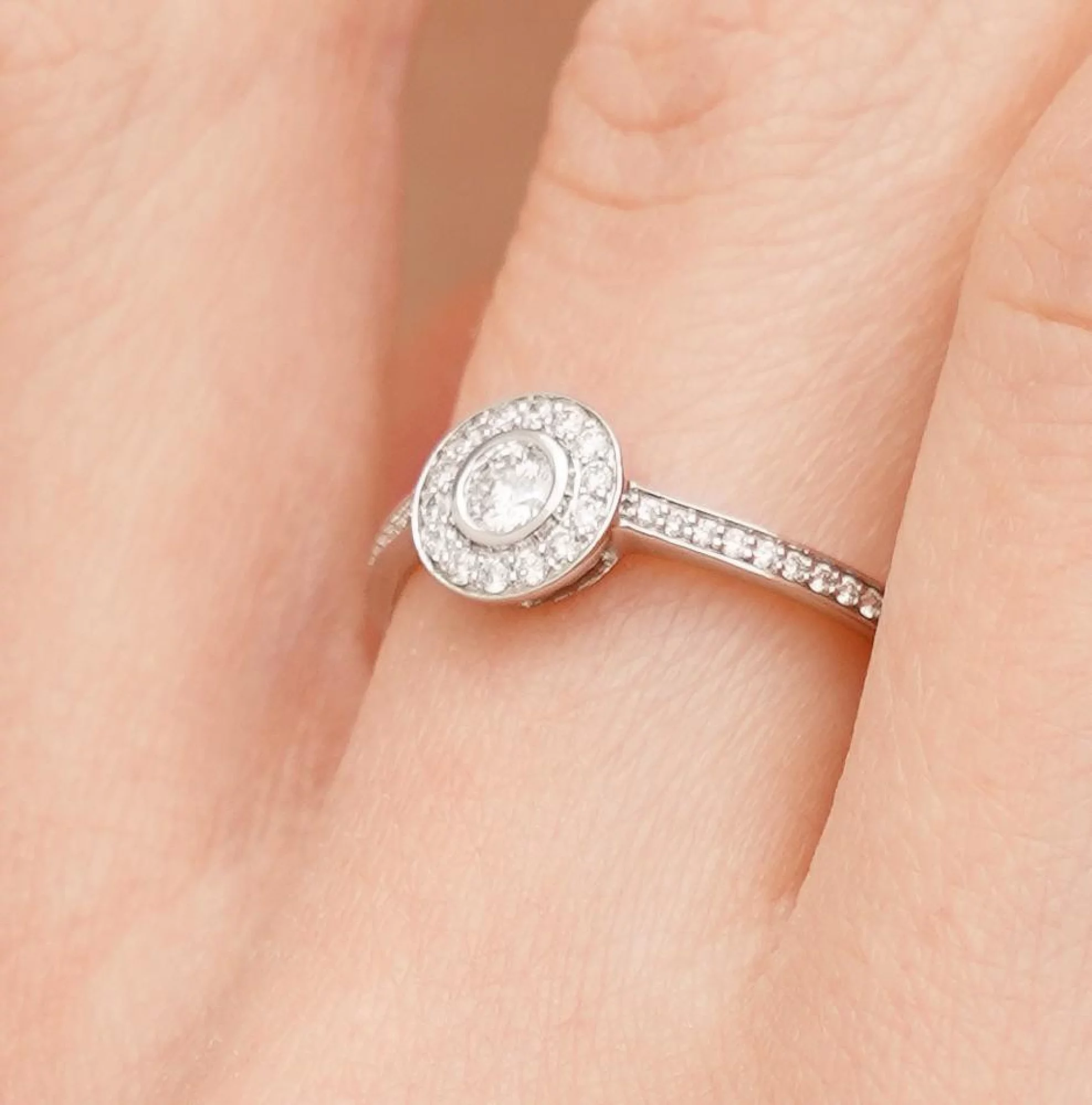 Золотое кольцо с бриллиантами - 1670059 – изображение 2