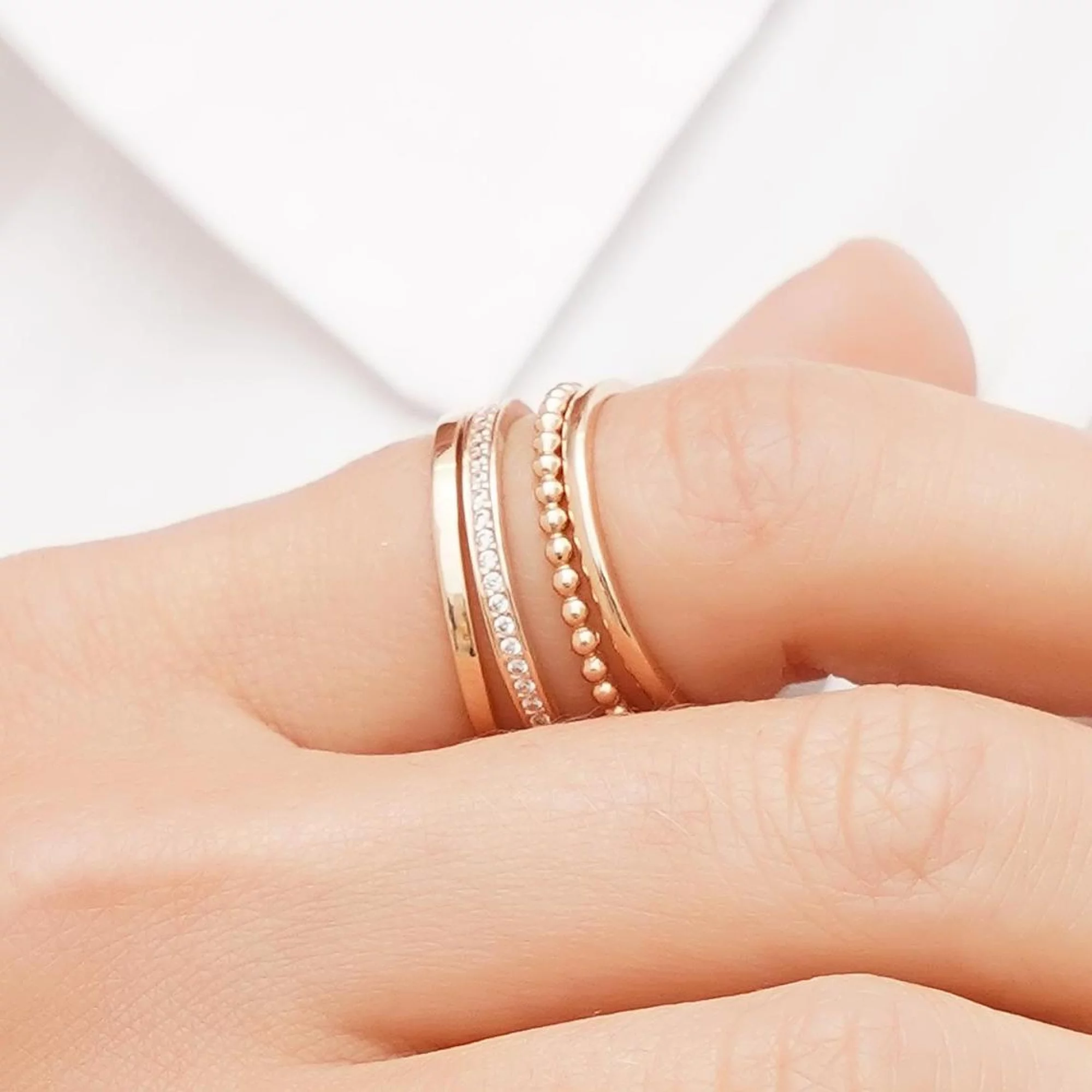 Широкое кольцо из красного золота с дорожкой фианитов - 1743283 – изображение 2