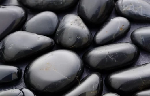 Камни черного цвета в ювелирных изделиях: про виды и особенности