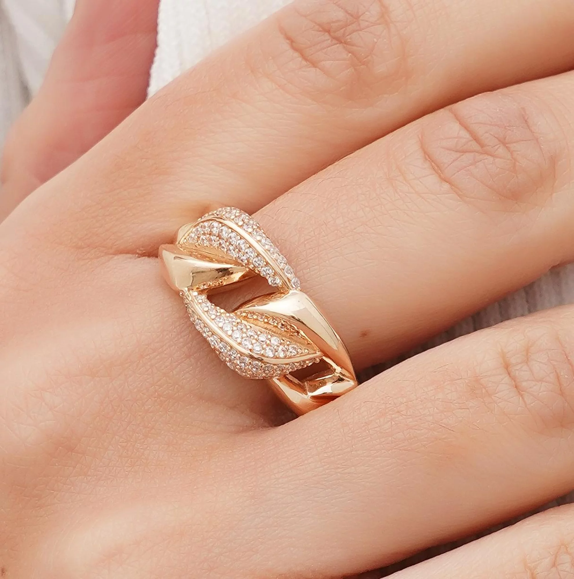 Широкое кольцо "Звенья" с фианитами из красного золота - 1658243 – изображение 2