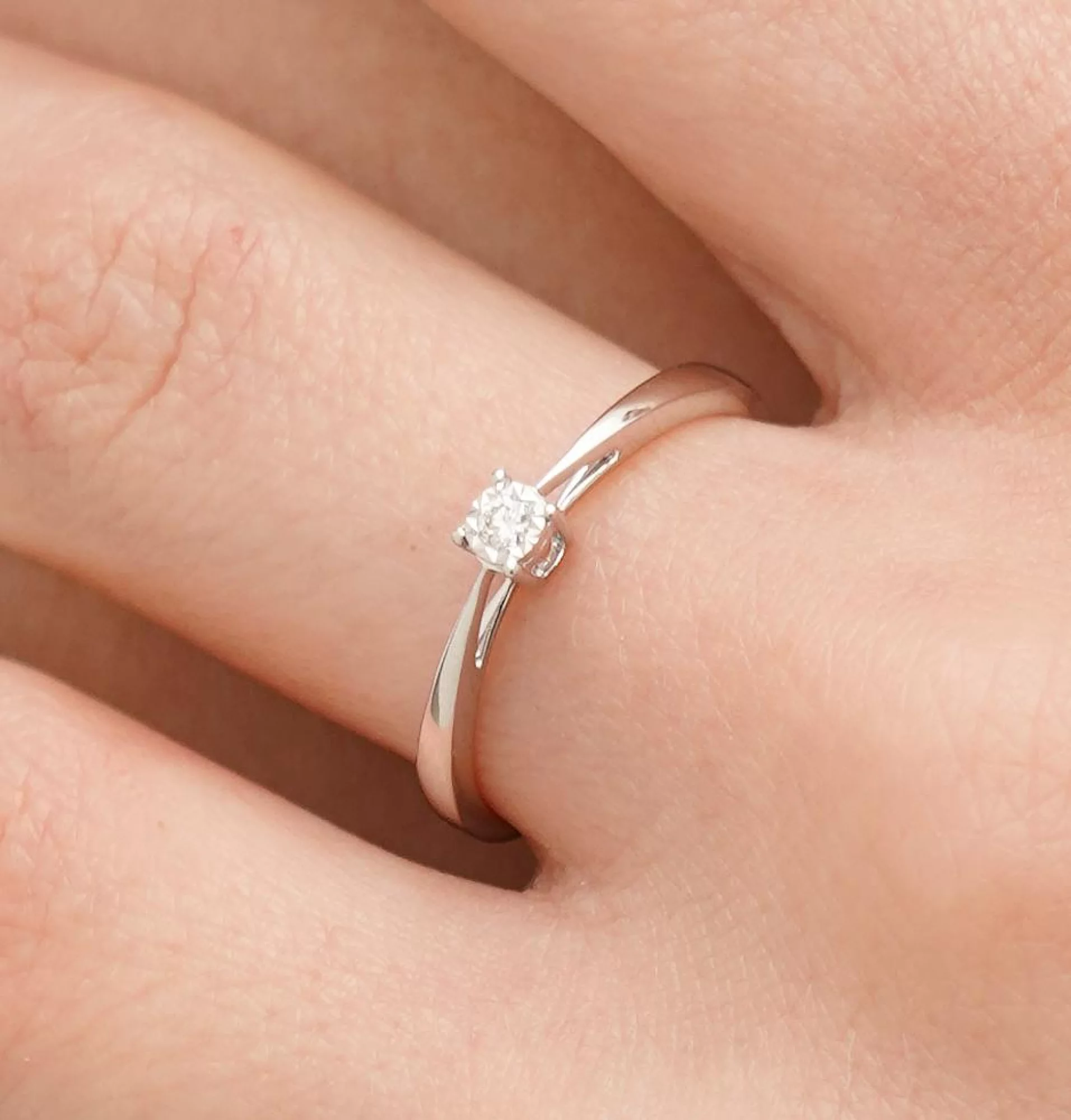 Золотое кольцо с бриллиантом  - 1704433 – изображение 2