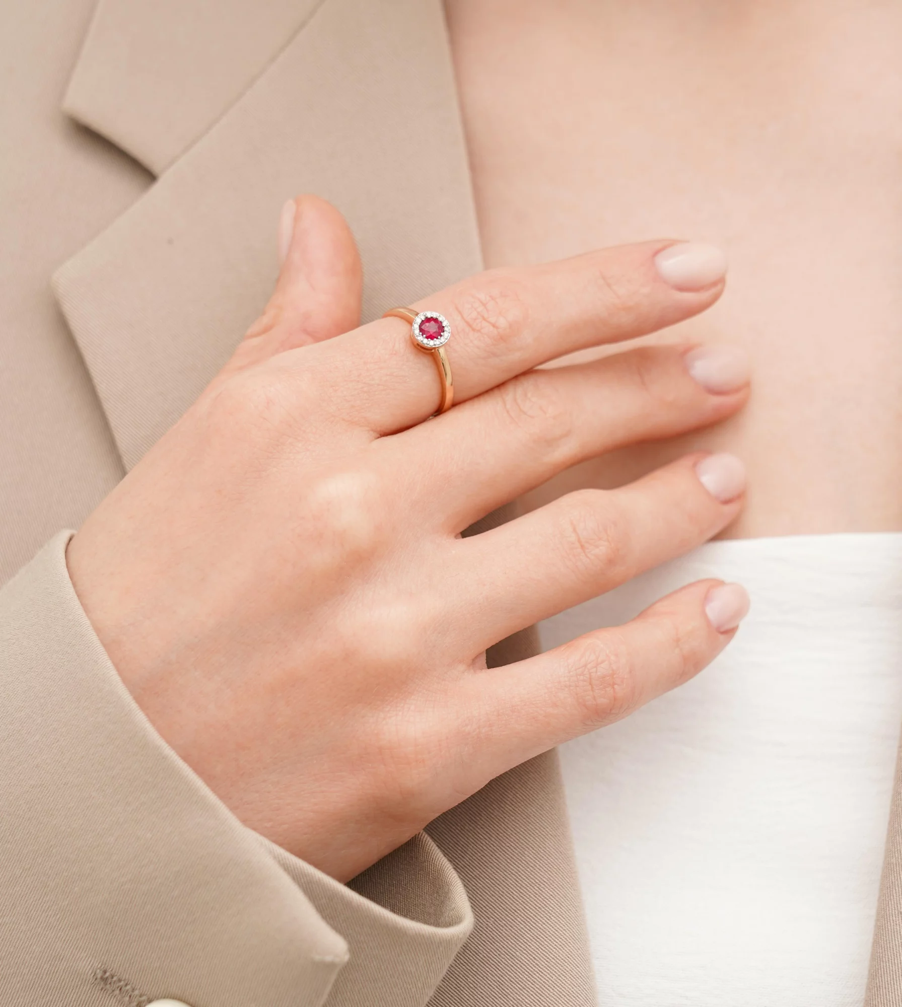 Кольцо с рубином и бриллиантами из красного золота - 1723407 – изображение 2