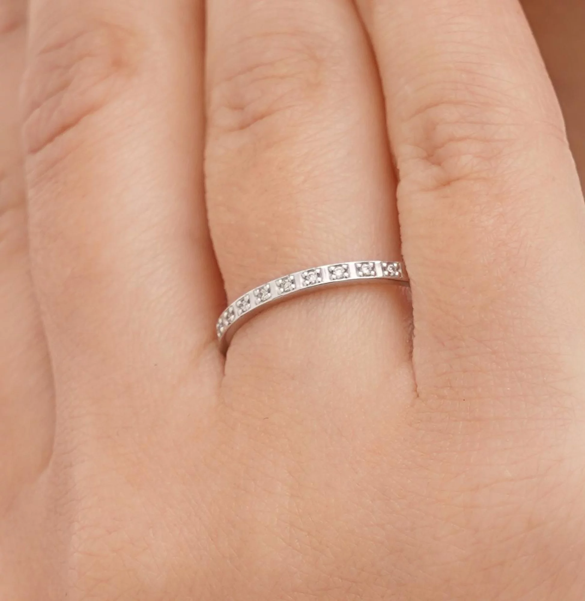 Тонкое кольцо с дорожкой бриллиантов из белого золота - 1644743 – изображение 2