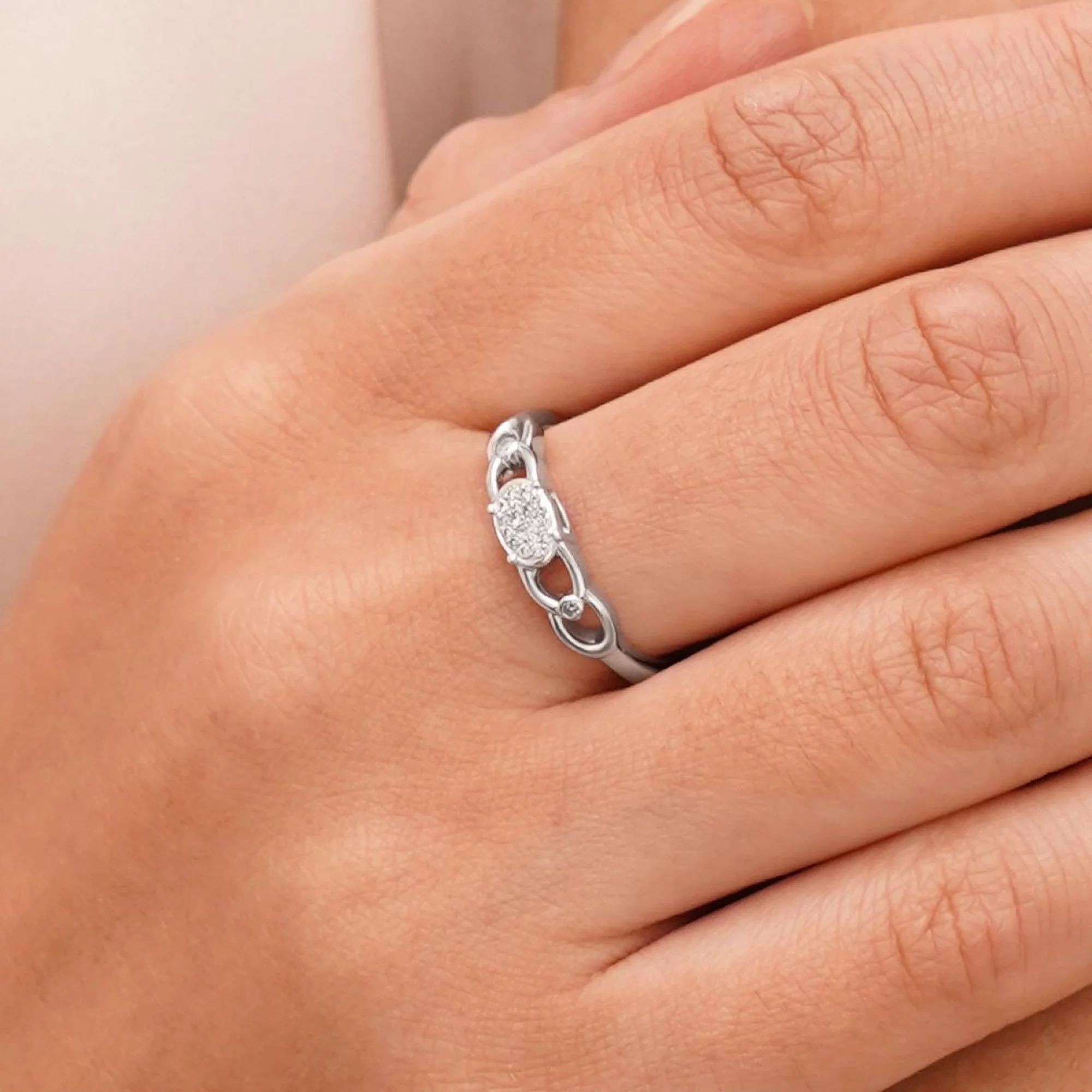 Кольцо с бриллиантами в виде звеньев из белого золота - 1559215 – изображение 2