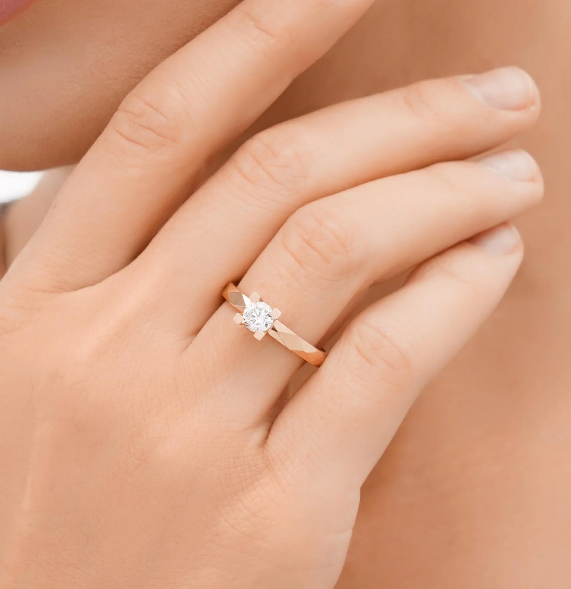 Кольцо золотое для помолвки с фианитом - 1606853 – изображение 2
