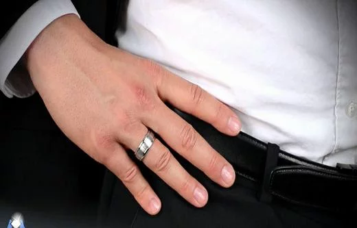 На какой руке носят обручальное кольцо - Лайфхакер