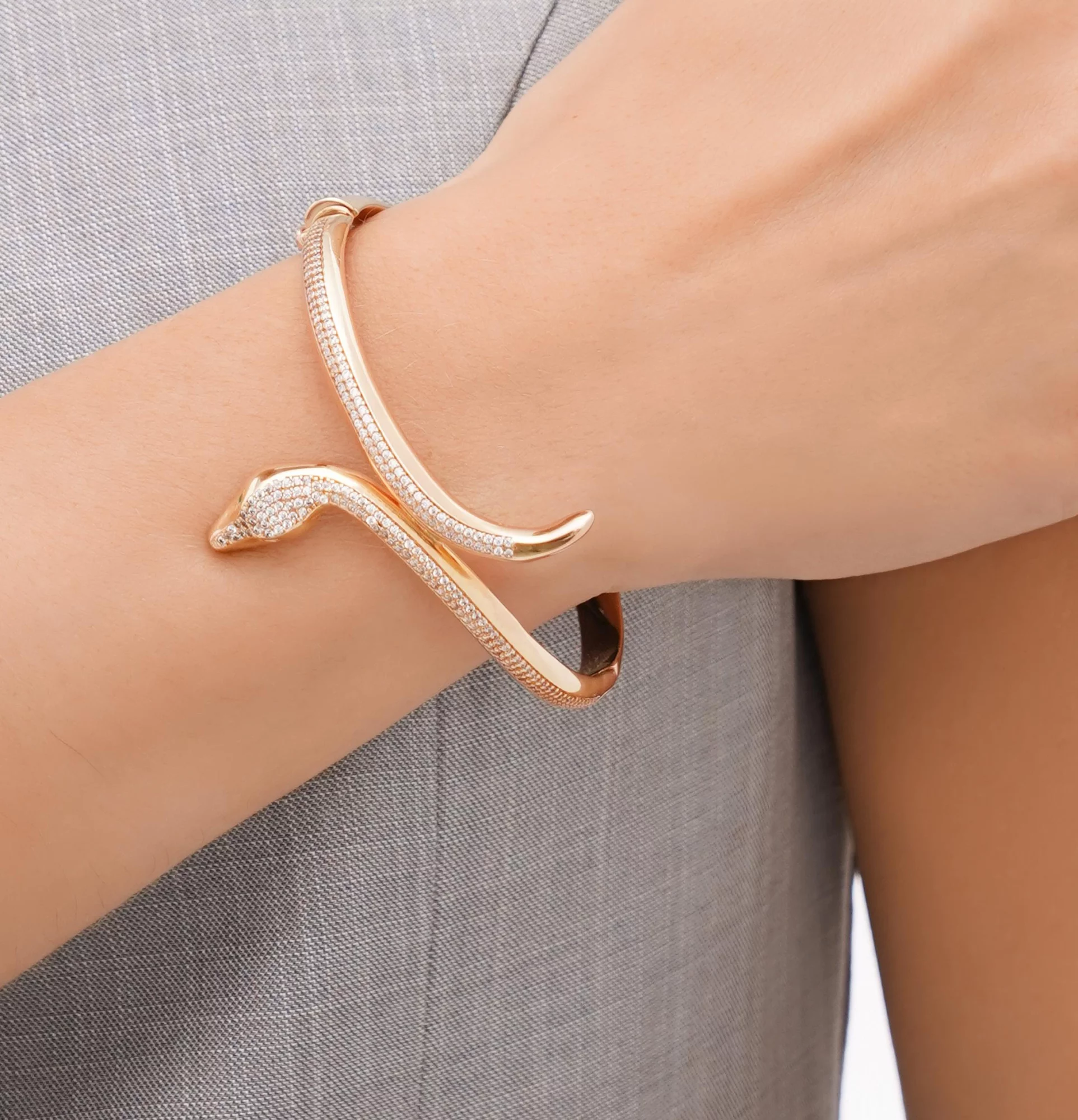белый браслет-змея serpent