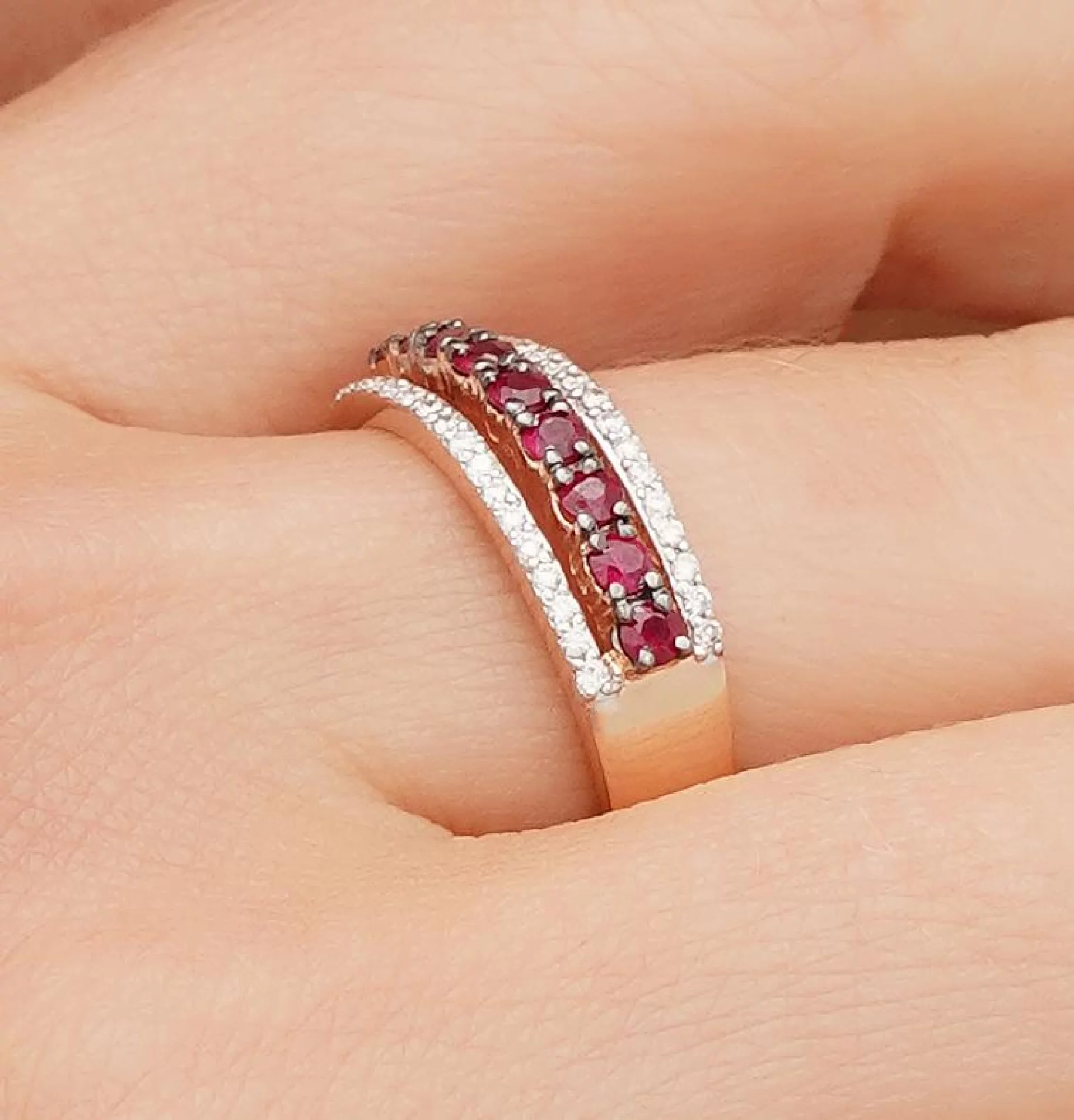 Кольцо с рубинами и бриллиантами из красного золота - 1746334 – изображение 1