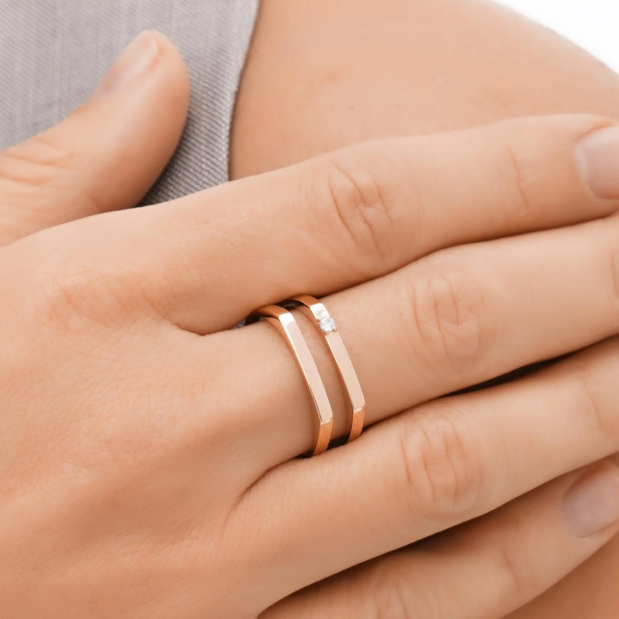 Двойное кольцо из красного золота с фианитом - 1612091 – изображение 2