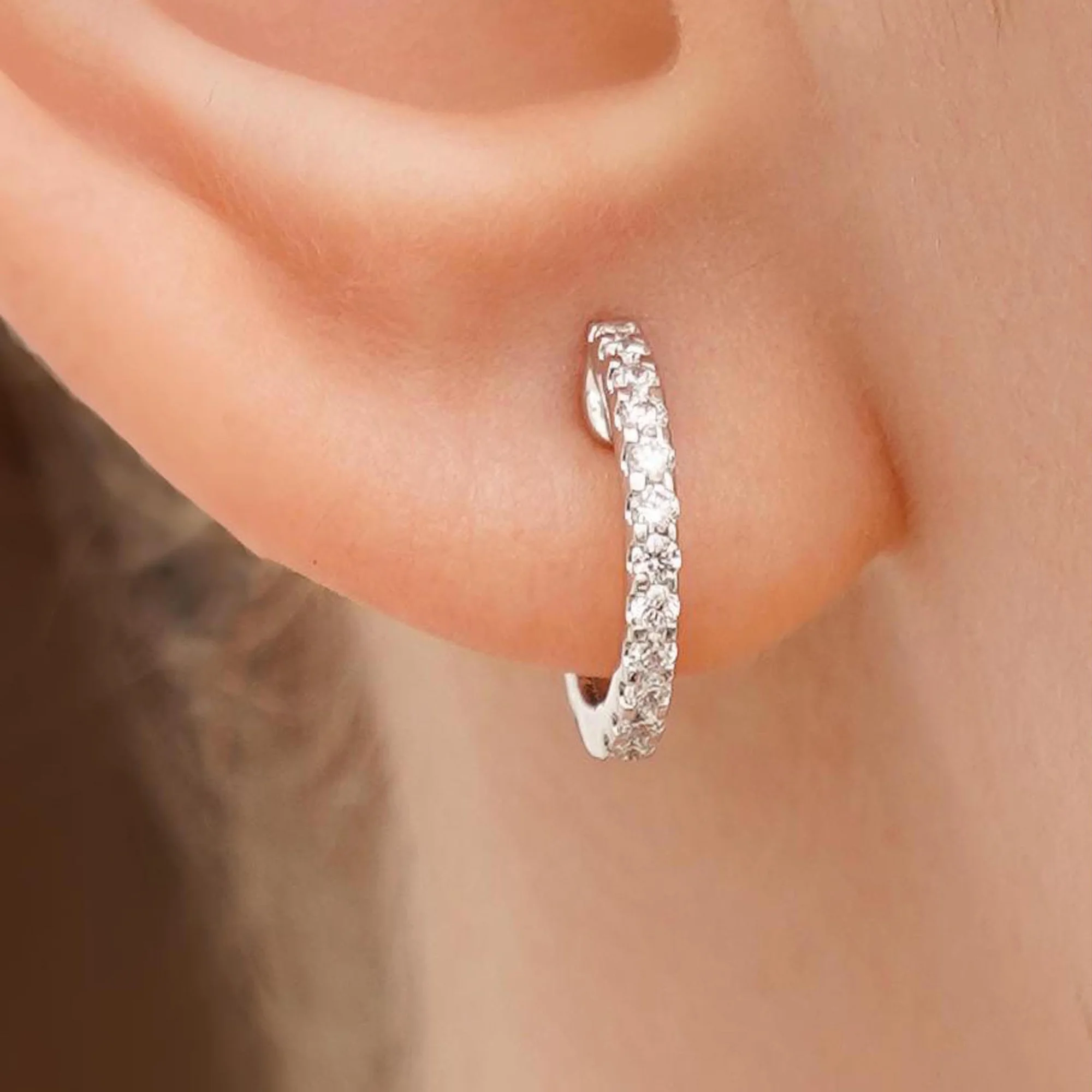 Серьги-кольца с дорожкой из бриллиантов в белом золоте - 1670371 - 1