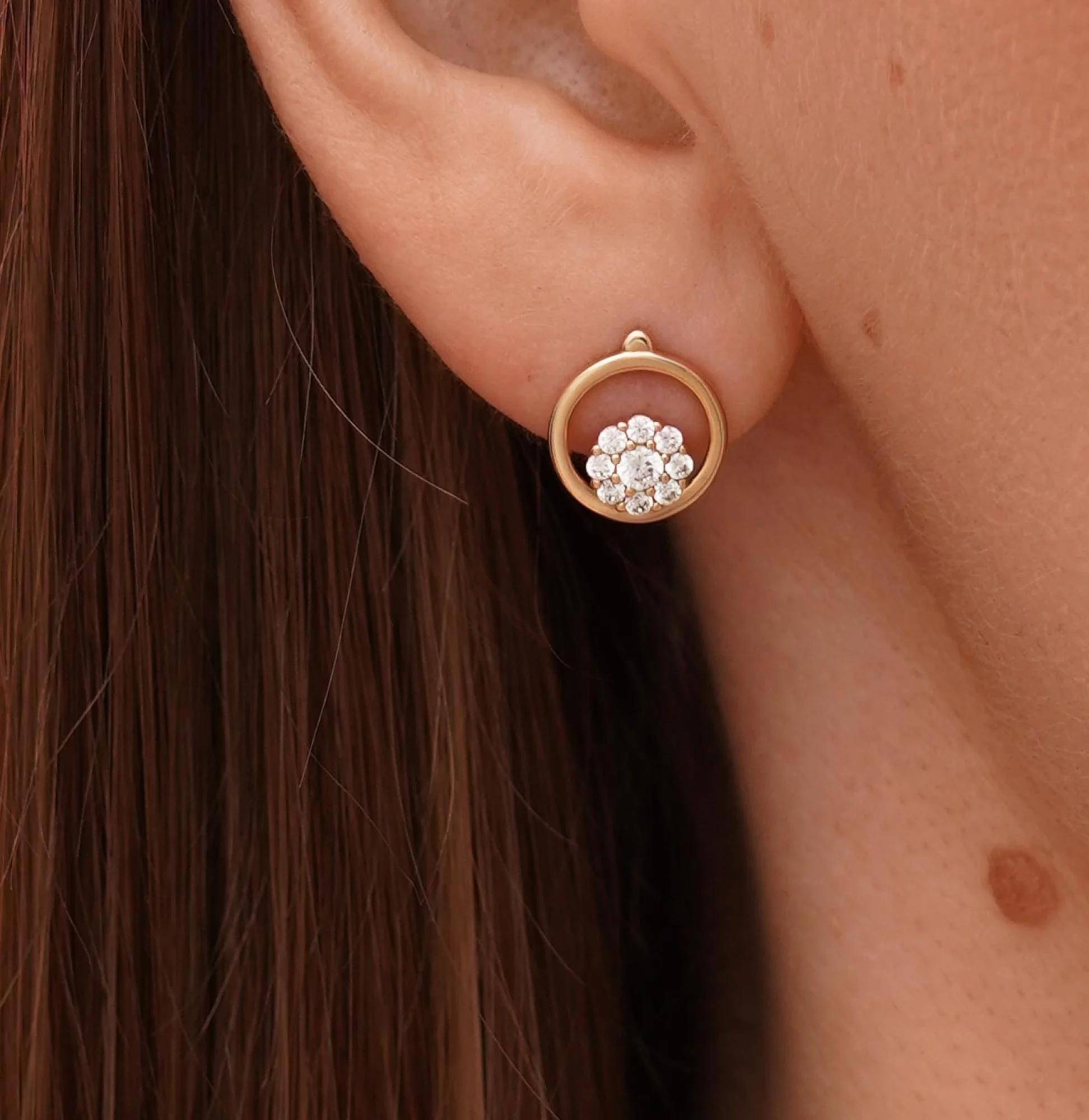 Круглые сережки из красного золота с фианитами - 1584993 – изображение 2