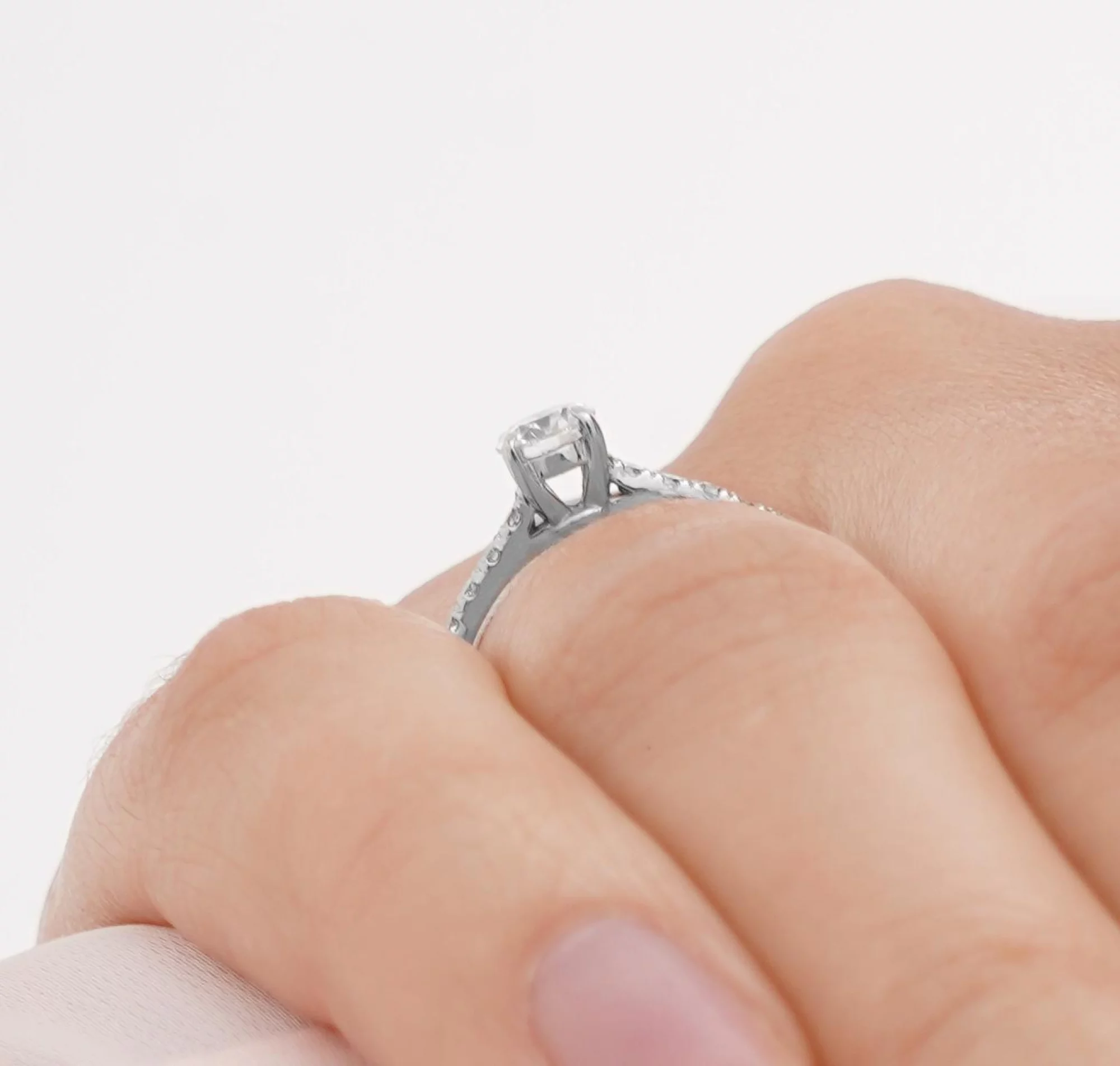 Тонкое кольцо с бриллиантом для помолвки из белого золота - 1644001 – изображение 4