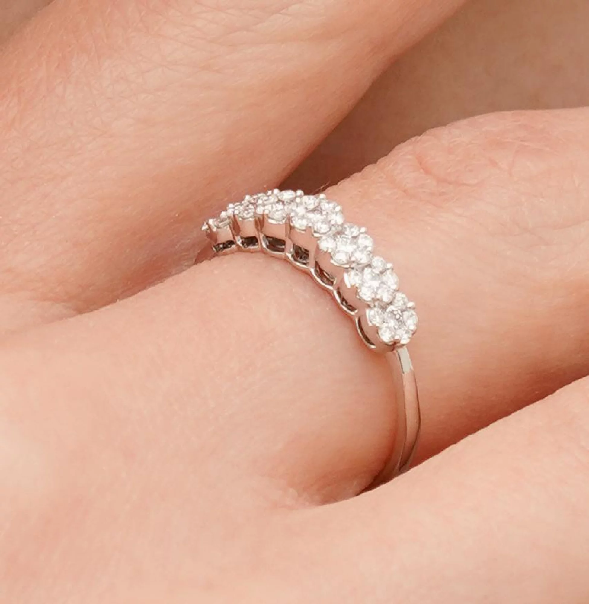 Золотое кольцо с россыпью бриллиантов - 1669251 – изображение 2