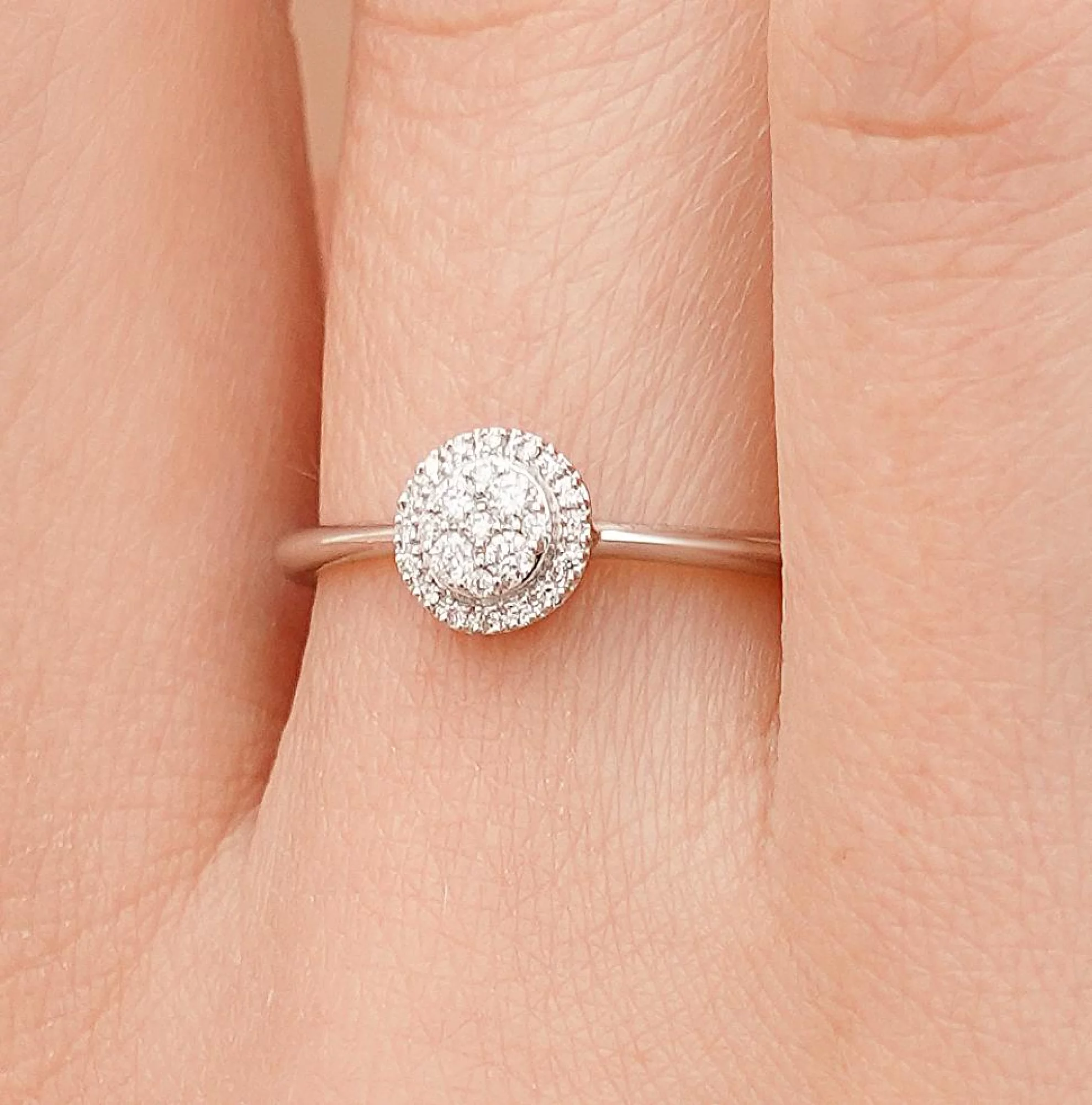 Золотое помолвочное кольцо с россыпью бриллиантов - 1686153 – изображение 2
