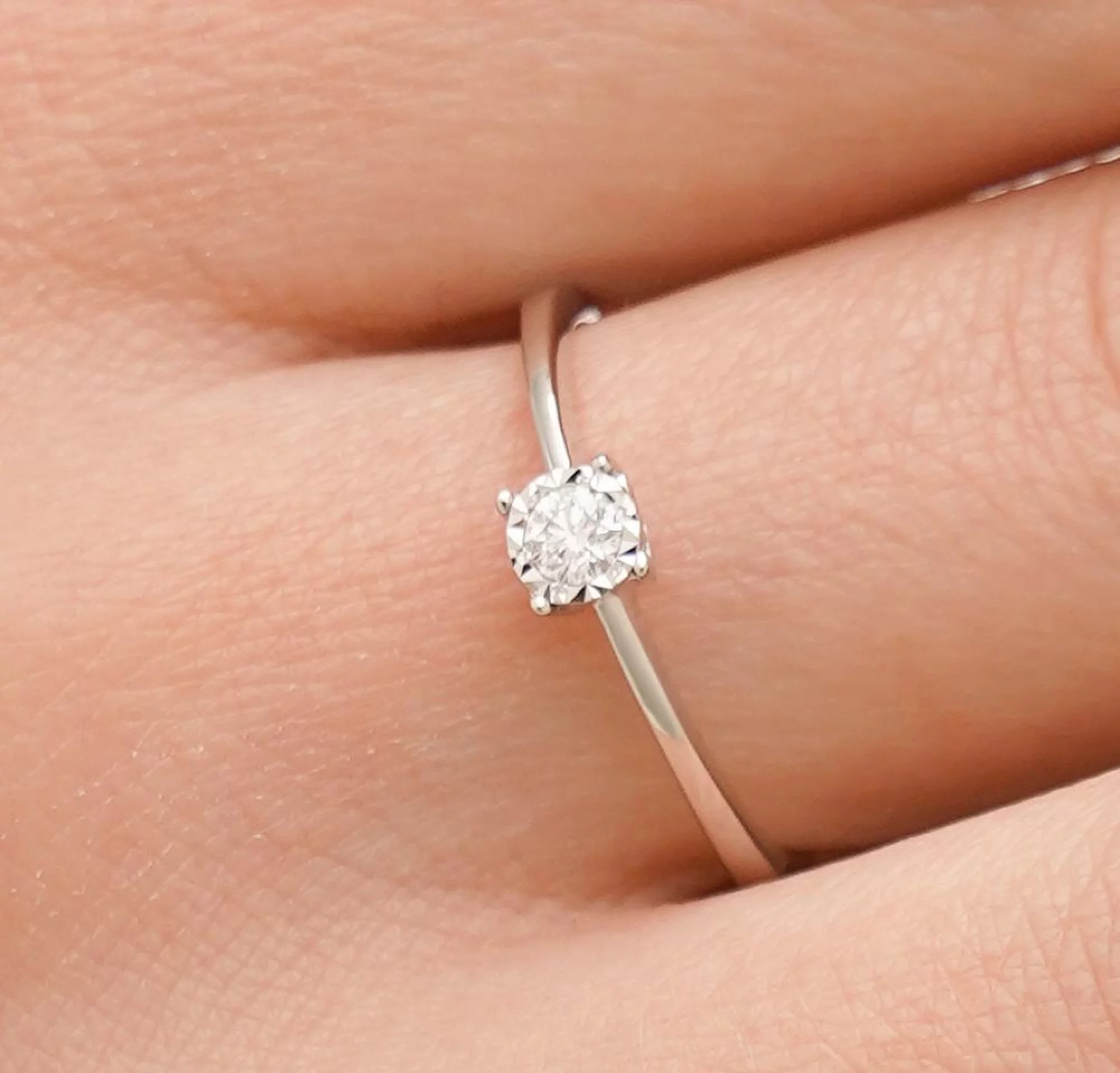 Кольцо для помолвки золотое с бриллиантом - 1669249 – изображение 2