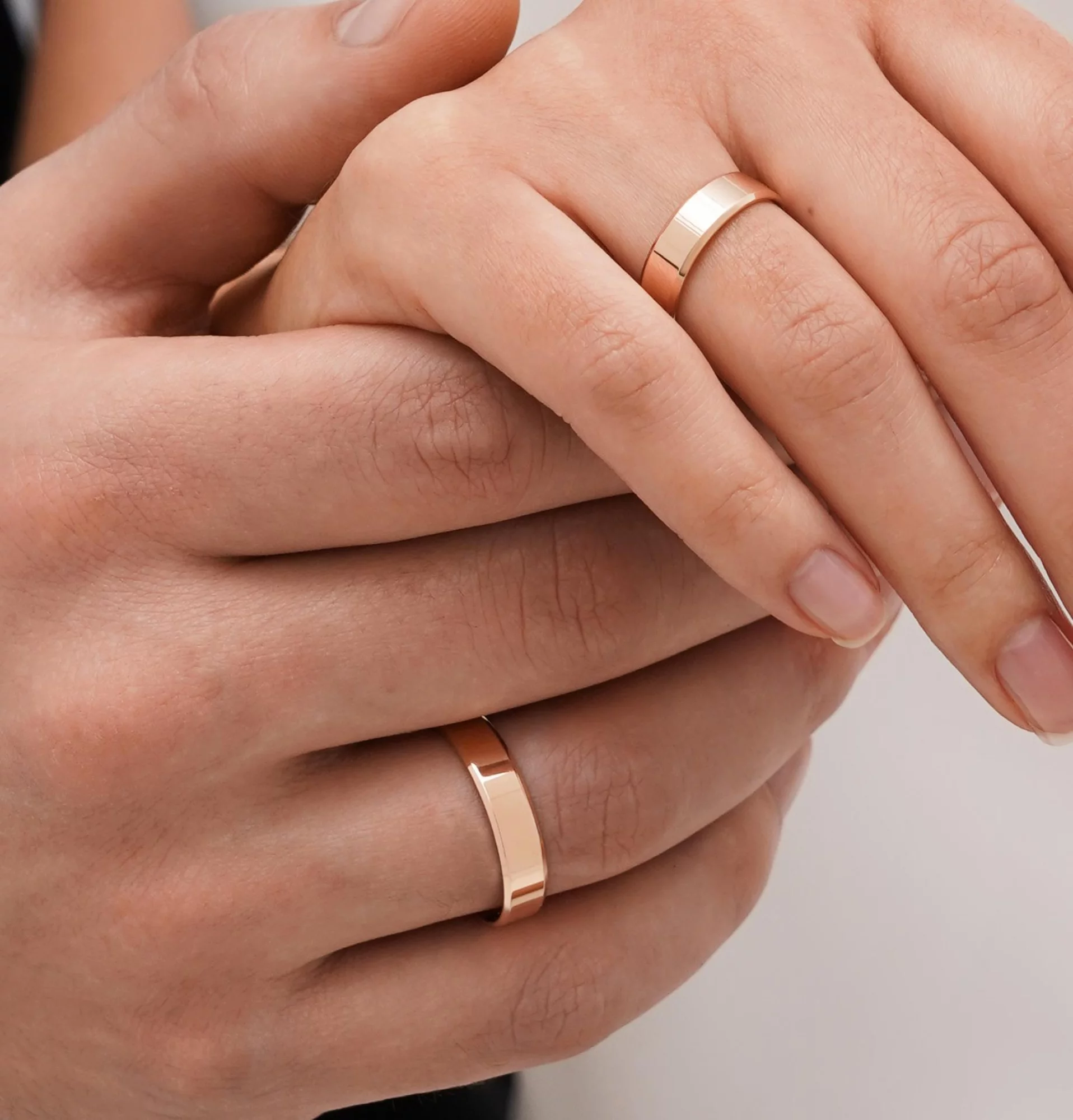 Обручальное кольцо из красного золота американка с фаской  - 547206 – изображение 2