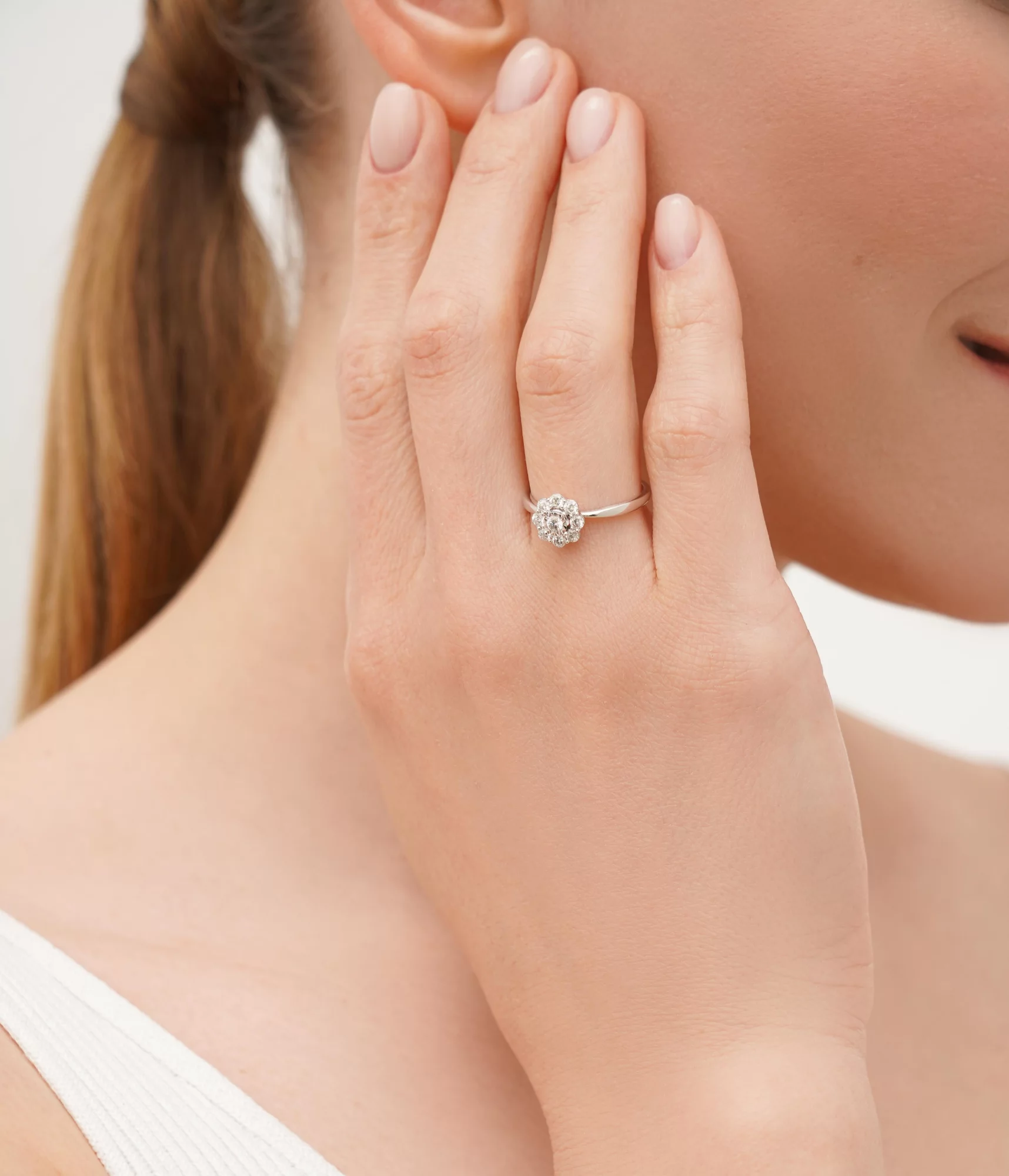 Кольцо в белом золоте "Цветок" с бриллиантами - 1669459 – изображение 3