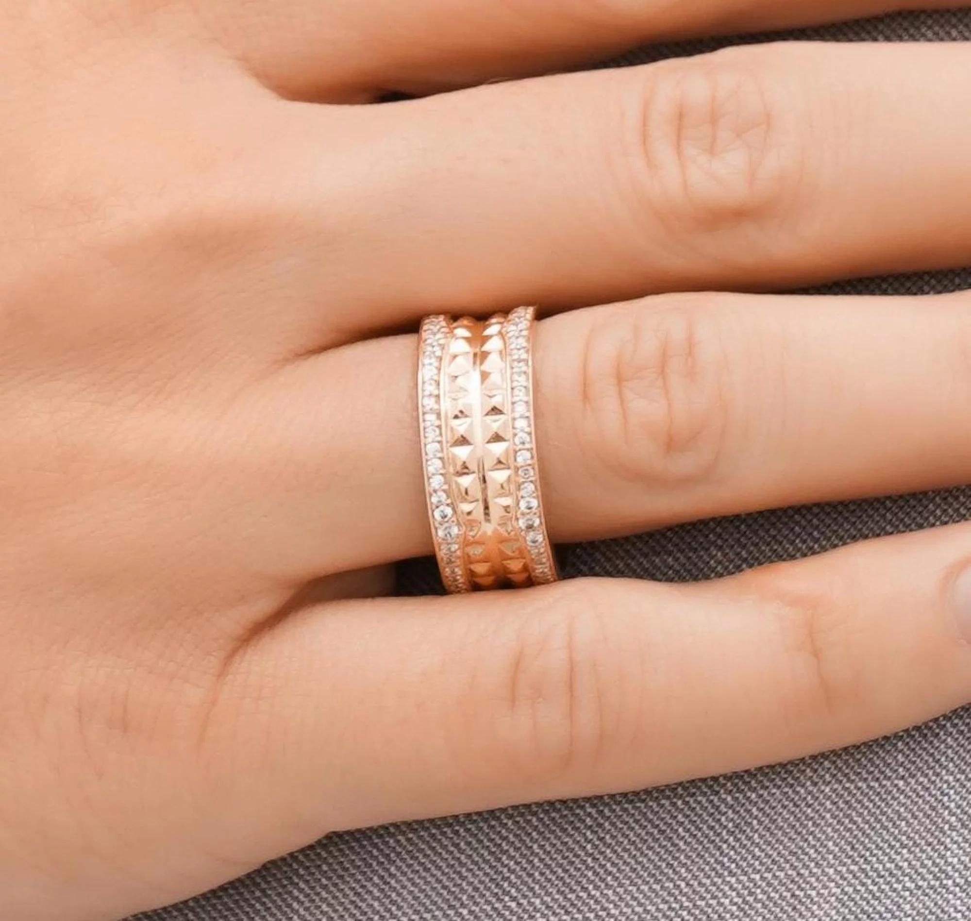 Широкое кольцо в стиле булгари из красного золота с фианитами - 1612087 – изображение 2
