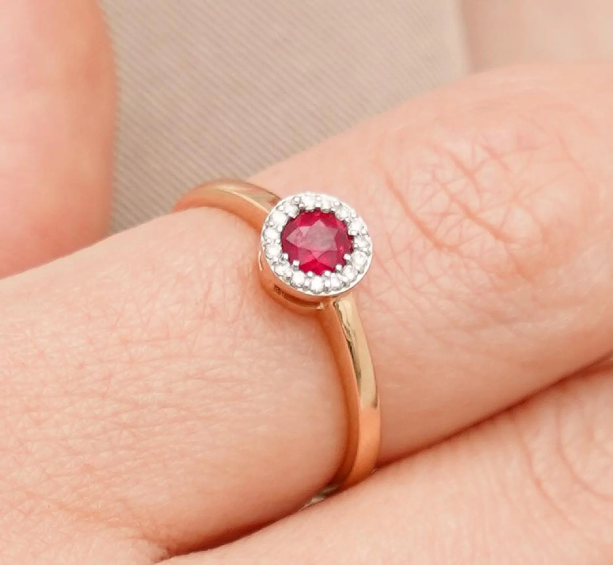 Кольцо с рубином и бриллиантами из красного золота - 1723407 – изображение 1