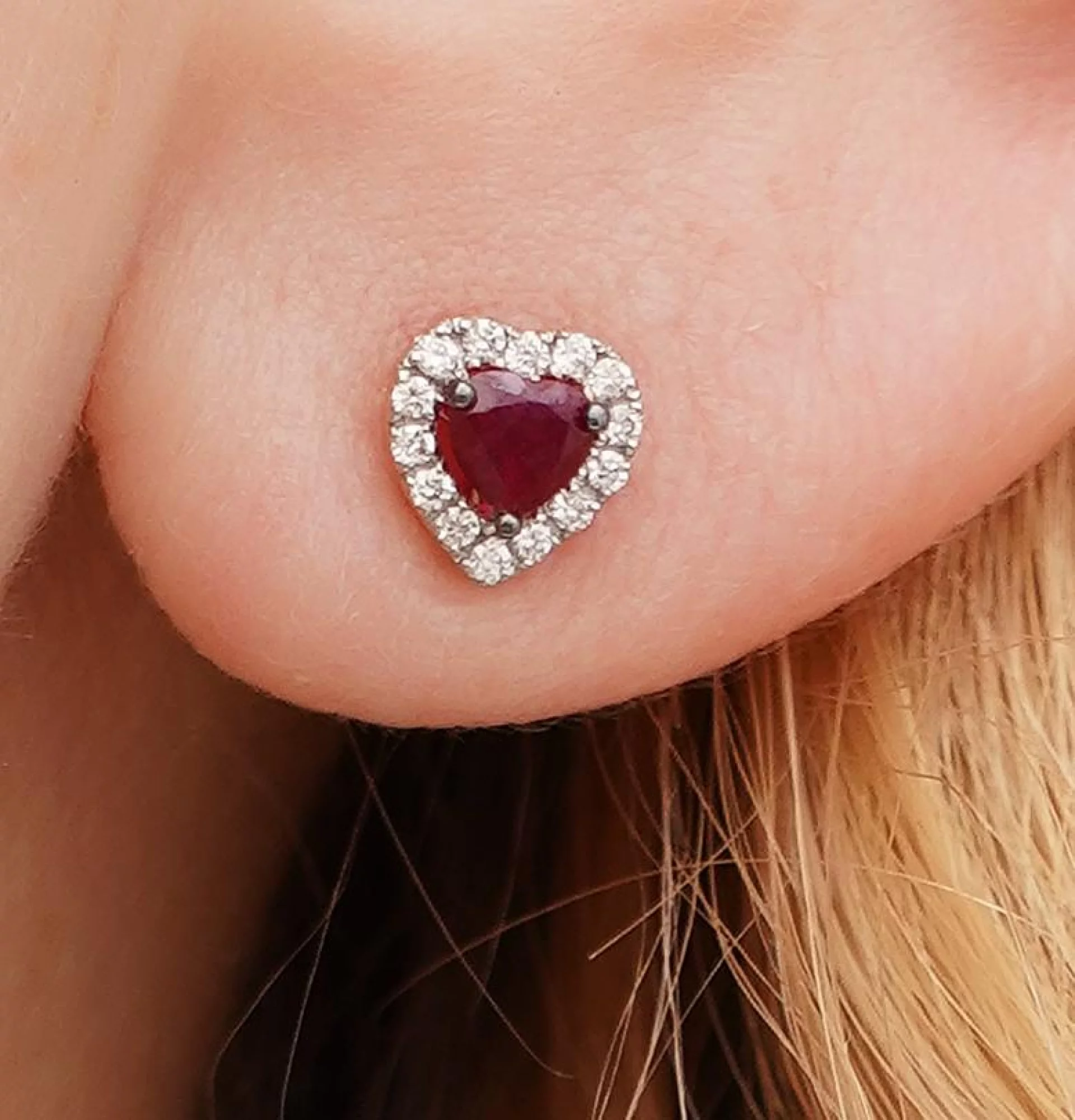 Сережки-гвоздики "Сердце" с бриллиантом и рубином - 959146 – изображение 2